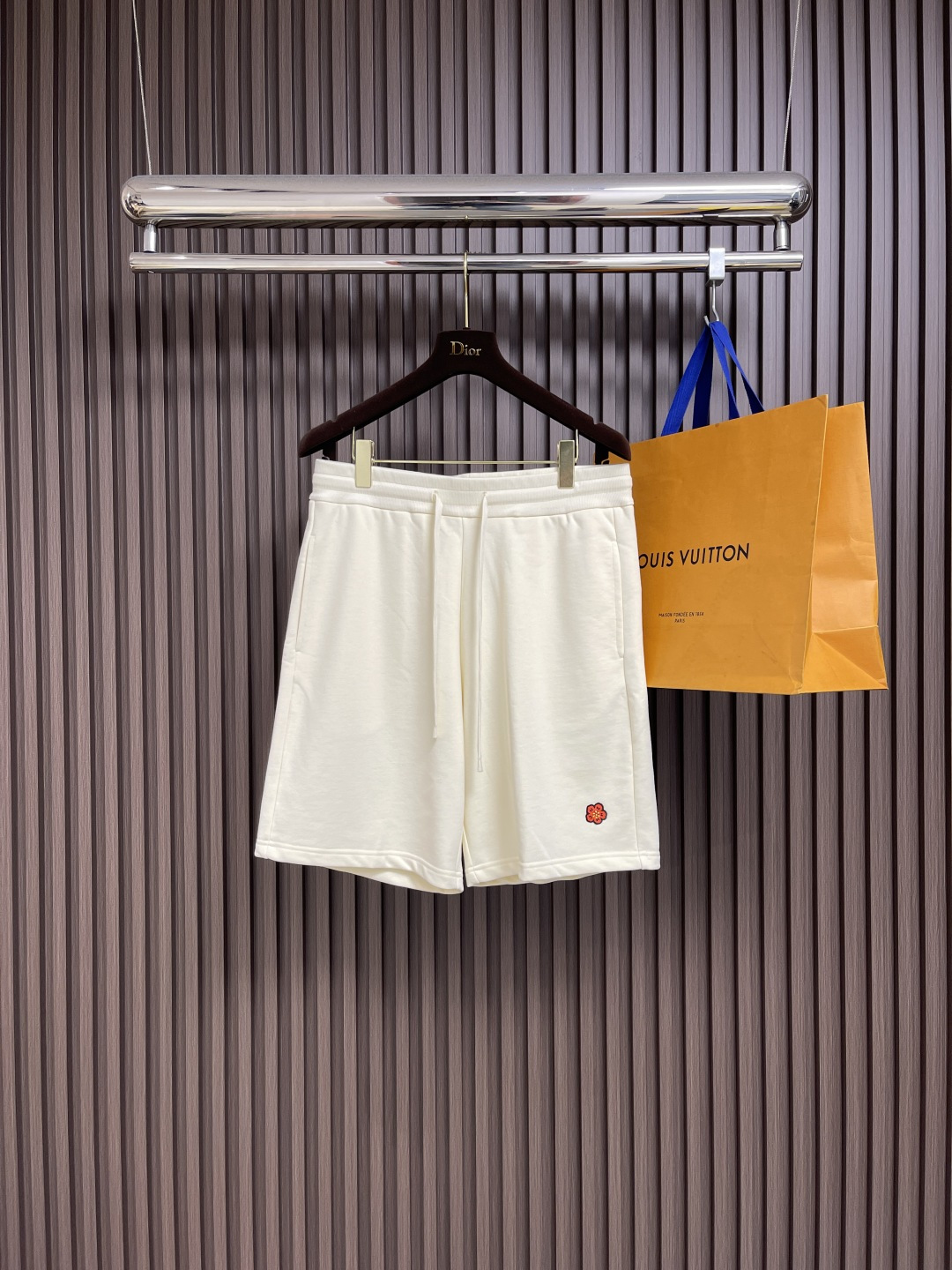 NO:475837,Kenzo 2025ss summer new style, men's shorts, classic straight loose fit, built-in drawstring elastic belt, classic brand floral seal logo, simple and versatile style at the front and back; unselected tailoring, whoever looks good on the upper body; super good looking S-XL, shorts, alexander wang19860909Kenzo 2025ss夏季新款 男士章仔短裤,经典直筒宽松版型,内置抽绳松紧腰带,裤边经典品牌花卉章仔标识,前后简约的百搭造型；不挑人的剪裁 谁上身谁好看的款式；超级好看 尺码S-XL,,shorts,alexander wang,Men's clothing