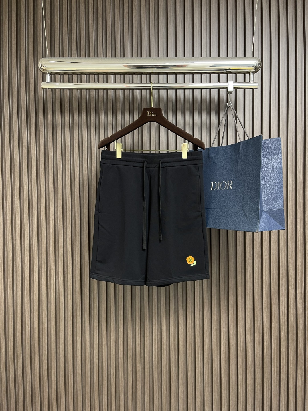 NO:475870,Kenzo 2025ss summer new style, men's shorts, classic straight loose fit, built-in drawstring elastic belt, classic brand floral seal logo, simple and versatile style at the front and back; unselected tailoring, whoever looks good on the upper body; super good looking S-XL, shorts, alexander wang19860909Kenzo 2025ss夏季新款 男士章仔短裤,经典直筒宽松版型,内置抽绳松紧腰带,裤边经典品牌花卉章仔标识,前后简约的百搭造型；不挑人的剪裁 谁上身谁好看的款式；超级好看 尺码S-XL,,shorts,alexander wang,Men's clothing