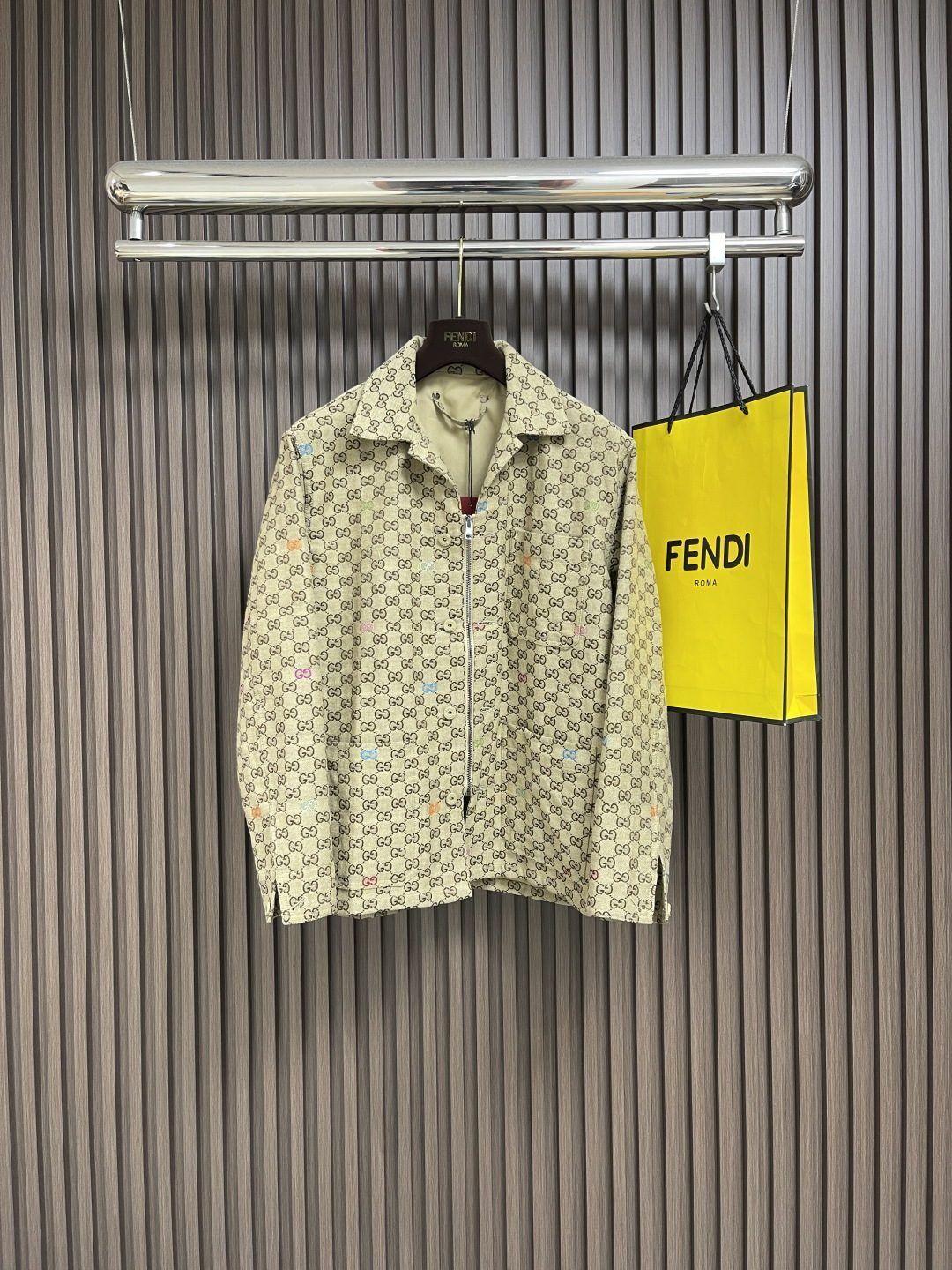 NO:499888,GUCCI 2025SS multi-color GG canvas jacket, the early autumn series combines exquisite texture, exquisite patterns and charming colors, making the daily wardrobe charming. This shorts are made of camel and dark brown, GG canvas, embellished with the whole body GG shredded to fully express the unique charm. Size 46-52, gucci, shorts, jackets & coats, alexander wang19860909GUCCI 2025SS多色GG帆布外套,早秋系列融汇考究质感、精美图案和迷人色彩,令日常衣橱实现魅力进阶.这款短裤以驼色和深棕色,GG帆布打造,缀饰通体GG切丝,尽释别致风韵.尺码46-52,,gucci,shorts,jackets & coats,alexander wang,Men's clothing