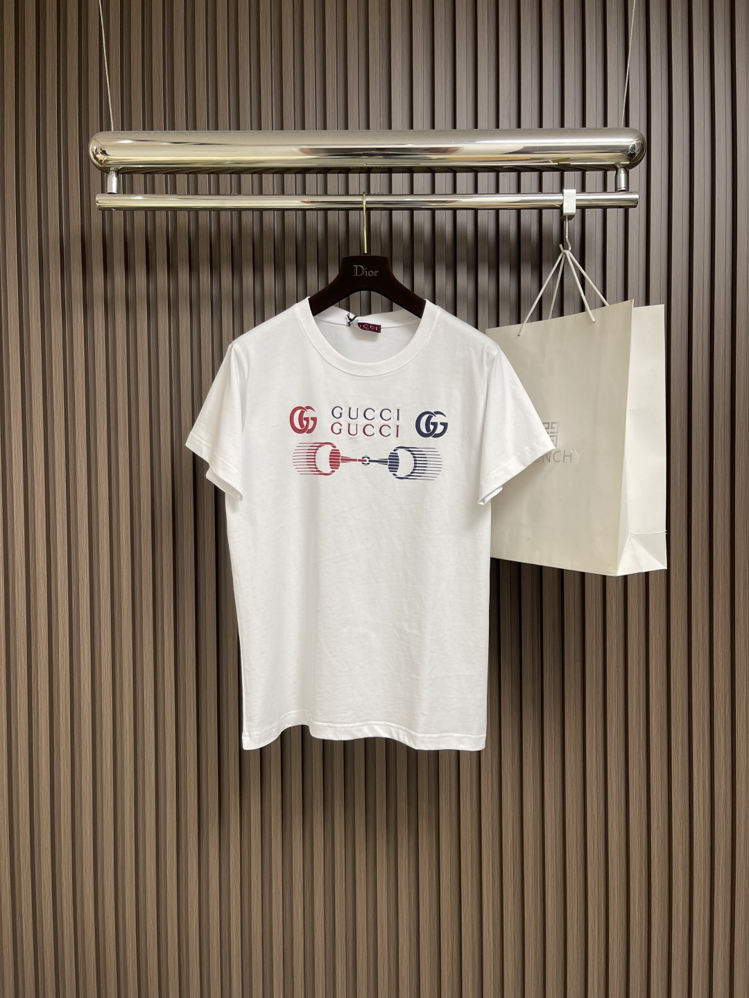 NO:478879,GUCCI 2025ss new horse-bit embroidered round neck T-shirt, the whole garment restores a refreshing multi-layer blue and red color scheme. The chest uses printing technology and contrasting colors to outline the three-dimensional brand letter logo and buckle pattern. Variable dynamic effect enhances brand identity. Fashion and high-end feel is instantly revealed. Size S-XL, gucci,tees, t-shirt, alexander wang19860909GUCCI 2025ss新款马衔扣刺绣圆领T恤,整件成衣还原出清爽多层次蓝红配色 胸前利用印花工艺和撞色勾勒出立体风格的品牌字母徽标和链扣图案 变体动感效果 加强品牌标识度 时尚高级感立现.尺码S-XL,,gucci,tees，t-shirt,alexander wang,Men's clothing