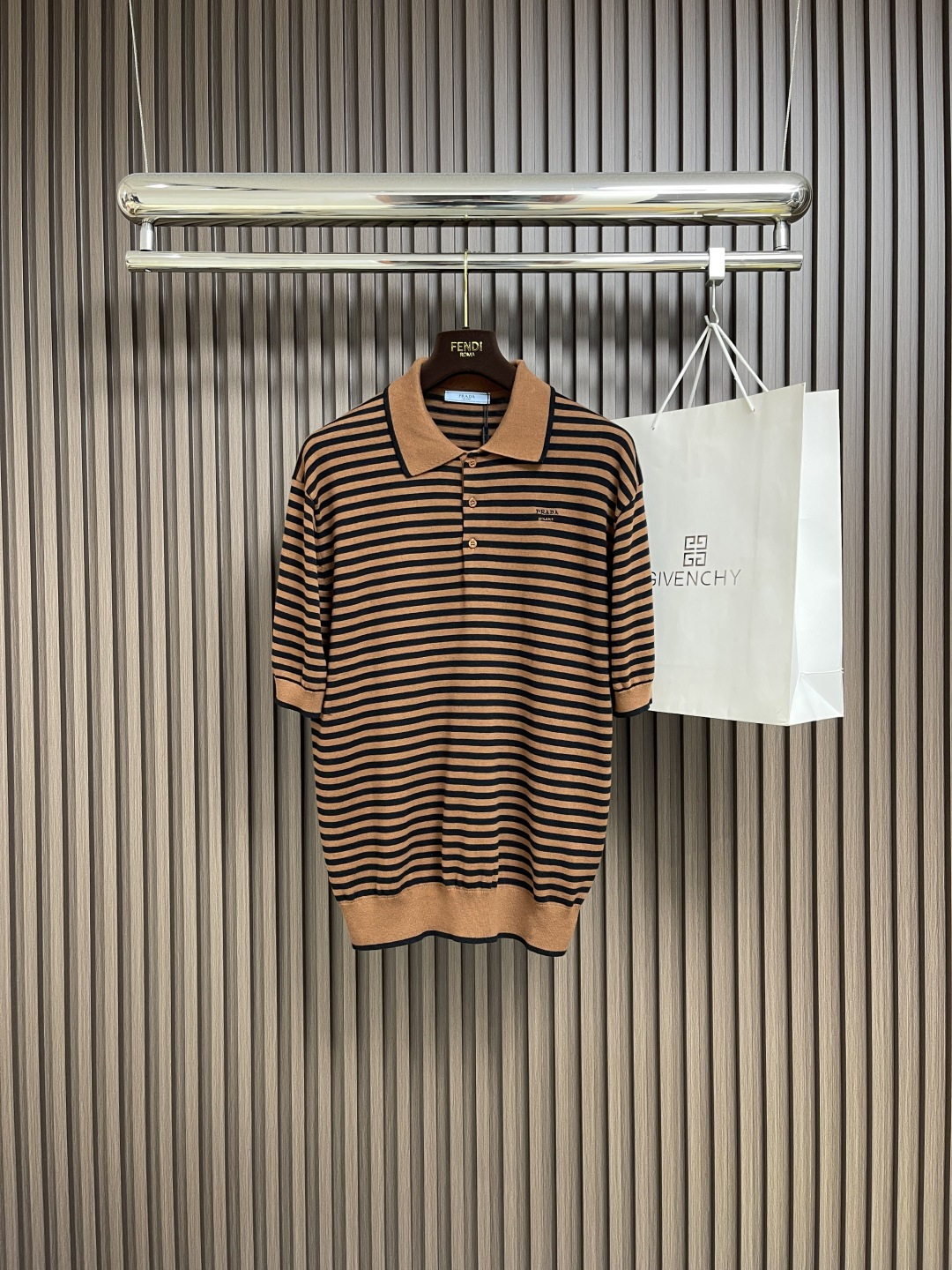 NO:478872,Prada 2025SS new linen cotton striped POLO shirt, this POLO shirt is made of linen cotton fabric, contrasting striped style increases the fashion personality of the style, collar lapel design, adds high-end elegance, button opening and closing, is a must-have item for men's business and casual, and the upper body effect is excellent. Size S-XL, prada, alexander wang19860909Prada 2025SS新款麻棉条纹POLO衫,这款POLO衫采用麻棉面料制作而成,撞色条纹款式增加款式的时尚个性,衣领翻领设计,增加高级优雅感,纽扣开合,是男士商务休闲必备单品,上身效果极佳.尺码S-XL,,prada,alexander wang,Men's clothing