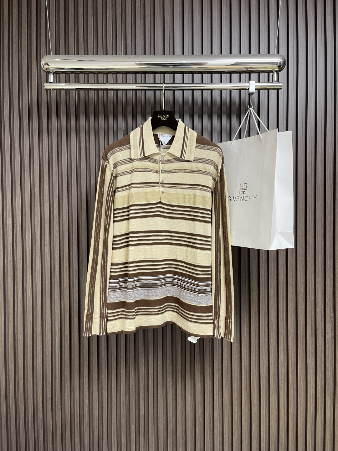 NO:475852,BV Bottega Veneta linen three-color striped knitted sweater POLO is carefully woven with high-quality linen and cotton blended yarn. The three colors are exclusively branded to make sure the color is exactly the same as the original. The fabric is made of natural linen, which has the characteristics of lightness and breathability, and is comfortable and not stuffy. The brand's ingenious craftsmanship can be seen in the details, and the lacquered three-eye real horn buttons are specially customized. Each one is hand-sewn by a craftsman. The clever embellishment of Merlot red adds a high-end texture to the overall design and complements the striped elements. The whole sweater is exquisitely crafted, and from the selection of yarn to the dyeing process is strictly controlled to ensure that the Bottega is presented.  Veneta's signature exquisite aesthetics. The striped patterns are arranged neatly and evenly, and the knitting density is just right, which not only ensures the crispness of the style, but also retains the unique natural drooping of the linen fabric. Size S-M-L, bottega veneta, bottega veneta, sweaters, alexander wang19860909BV Bottega Veneta 亚麻三色条纹针织毛衣POLO,采用优质亚麻棉混纺纱线精心织就,三种色调均为品牌专属定织定染工艺,确保色彩与原版完全一致.面料选用天然亚麻材质,具有轻薄透气的特性,穿着舒适不闷热.细节处可见品牌匠心工艺,特别定制漆面三眼真牛角纽扣,每一颗都由工匠手工缝制完成.梅洛红的巧妙点缀为整体设计增添高级质感,与条纹元素相得益彰.整件毛衣做工考究,从纱线选择到染色工艺都严格把控,确保呈现Bottega Veneta标志性的精致美学.条纹图案排列整齐均匀,针织密度恰到好处,既保证了版型的挺括感,又保留了亚麻面料特有的自然垂坠感.尺码S-M-L,,bottega veneta,bottega veneta,sweaters,alexander wang,Men's clothing