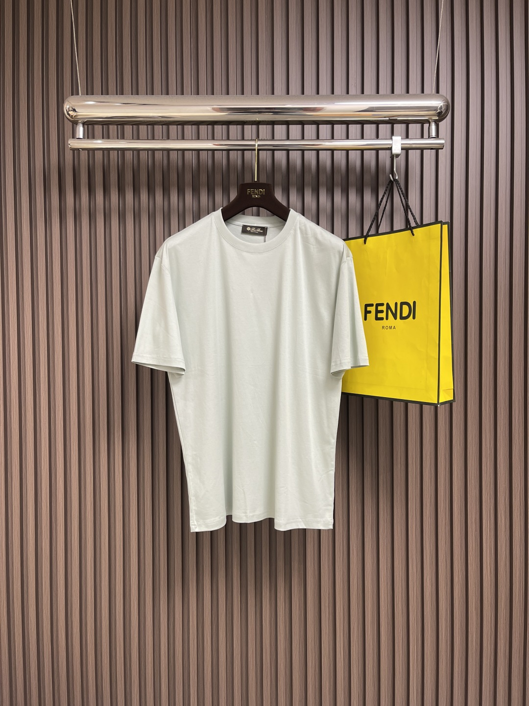 NO:501609,LP Loro Piana ss new solid color round neck pullover ribbed knit short-sleeved T-shirt, Mint Meadow short-sleeved T-shirt, versatile style, anyone can easily control the fabric, fully customized, high-quality first-class polyester fabric, the fabric feels soft, the upper body is comfortable and soft, the simple style is very classy, ​​simple and unique, the style is very exquisite, the style is very exquisite, and it will highlight the exquisiteness of business men. Sizes M-L-XL,,loro pigana,loro pigana,T-shirt,tees,t-shirt,alexander wang19860909LP Loro Piana ss新款纯色圆领套头罗纹针织短袖T恤,薄荷草甸短袖T恤 百搭款式 任何人都可以轻松驾驭 面料全订制 高定一等品涤纶面料 面料手感柔软,上身舒适柔软 简约的款式非常显档次,简约个性时尚,版型剪裁非常精致,显气场,又会凸显商务男士的精致.尺码M-L-XL,,loro piana,loro piana,T-shirt,tees，t-shirt,alexander wang,Men's clothing