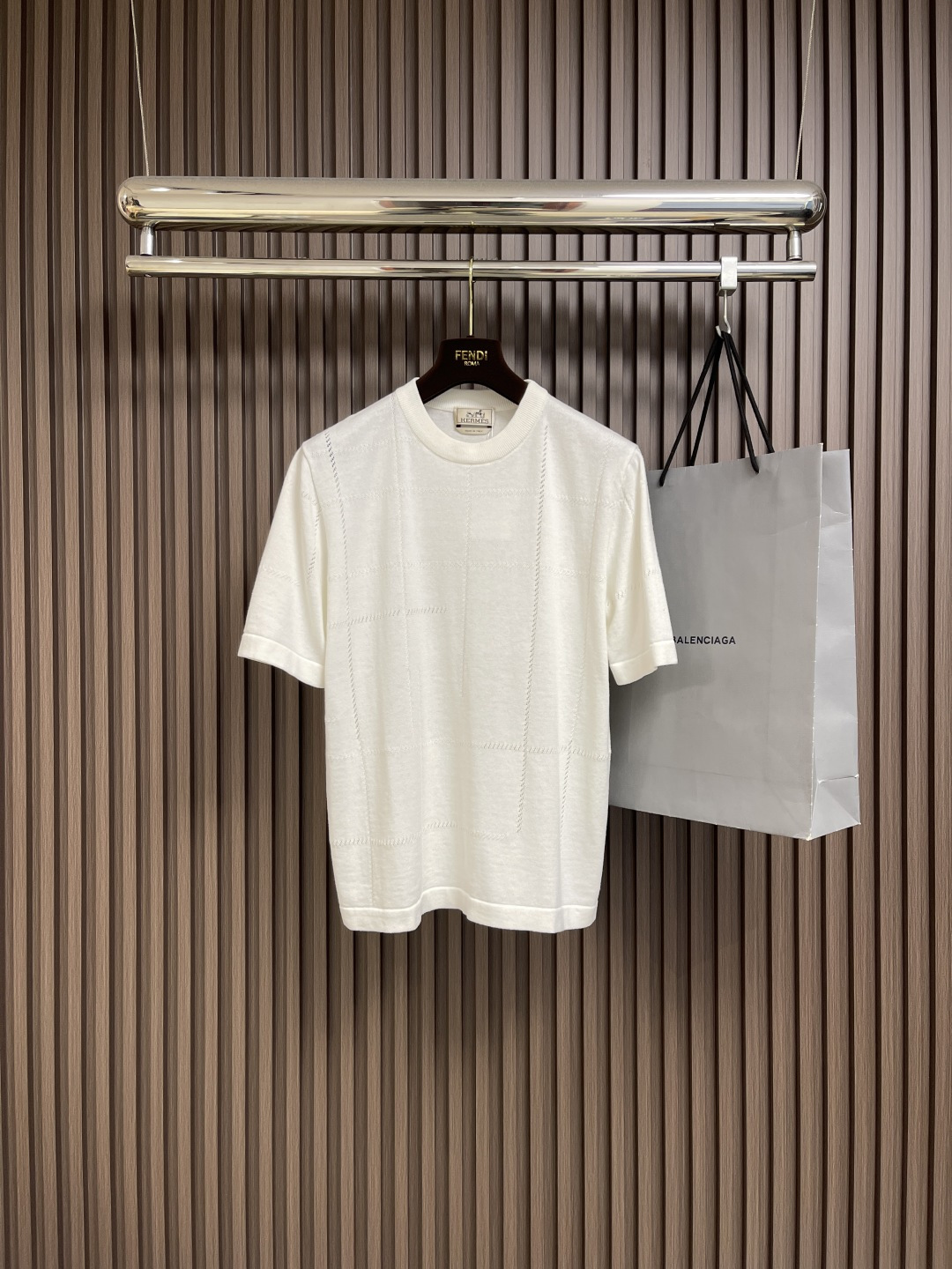 NO:478852,Hermes 2025SS summer new round neck knitted T-shirt Jeu de points seller 'round neck knitted sweater cotton short-sleeved round neck knitted sweater, decorated with eu de points seller' details (cotton). Ribbed piping collar, cuffs and sweater bottom edge - 18 single strand normal style, size S-XL, hermes, hermes, T-shirt, tees, t-shirt, alexander wang19860909hermes 爱马仕2025SS夏季新款圆领针织T恤衫 Jeu de points sellier'圆领针织衫全棉短袖圆领针织衫,饰有eu de points sellier'细节（棉）.罗纹滚边衣领、袖口和针织衫底边-18支单股正常版型,尺码S-XL,,hermes,hermes,T-shirt,tees，t-shirt,alexander wang,Men's clothing