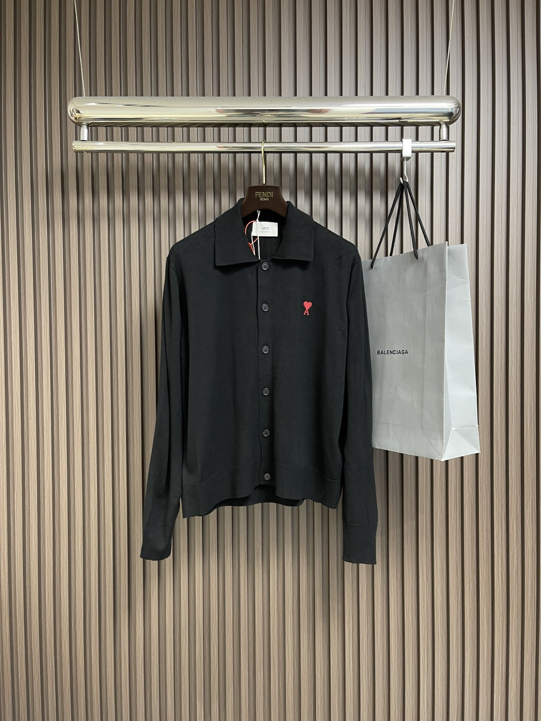 NO:499899,Ami Paris Love embroidery knitted cardigan, fixed-wool, soft and fine, comfortable skin, with deep black as the main color, a touch of bright red love on the chest adds a touch of agility and playful brand recognition. The arrangement and layout of the buttons form a vertical extension visually, making the wearer's posture more upright and slender. It is the ultimate simplification of color, and it conveys the love and persistence for life. Encountering the extremely simple and versatile king, using imported machine embroidery technology, using advanced computer control systems and precise mechanical components to realize Ami Love embroidery operation, high precision, smooth and delicate lines, soft and deodorized washing water and deodorization process for laundry washing and deodorization.  Improve the feel and appearance of clothing. Size S-XL, alexander wang19860909Ami Paris 爱心刺绣针织开衫,定织奢柔极细美丽诺羊毛 柔软细腻 舒适贴肤 以深邃的黑色为主色调 胸前一抹鲜红爱心跃然其上增添了一丝灵动与俏皮品牌辨识度十足 纽扣的排列与版型对称美感,在视觉上形成一种纵向的延伸感 让穿着者身姿更挺拔修长 是色彩的极致简化 更是传递出对生活的热爱与执着 邂逅极致简约 当之无愧的百搭王者,采用进口机刺绣工艺 使用先进的计算机控制系统和精密的机械部件 实现Ami爱心刺绣作业 精度高 线条流畅而细腻,成衣洗水加软去味工艺 通过专业的洗涤设备和特定的洗涤剂 对衣物进行深度清洁和去味处理 改善衣物的手感和外观.尺码S-XL,,alexander wang,Men's clothing