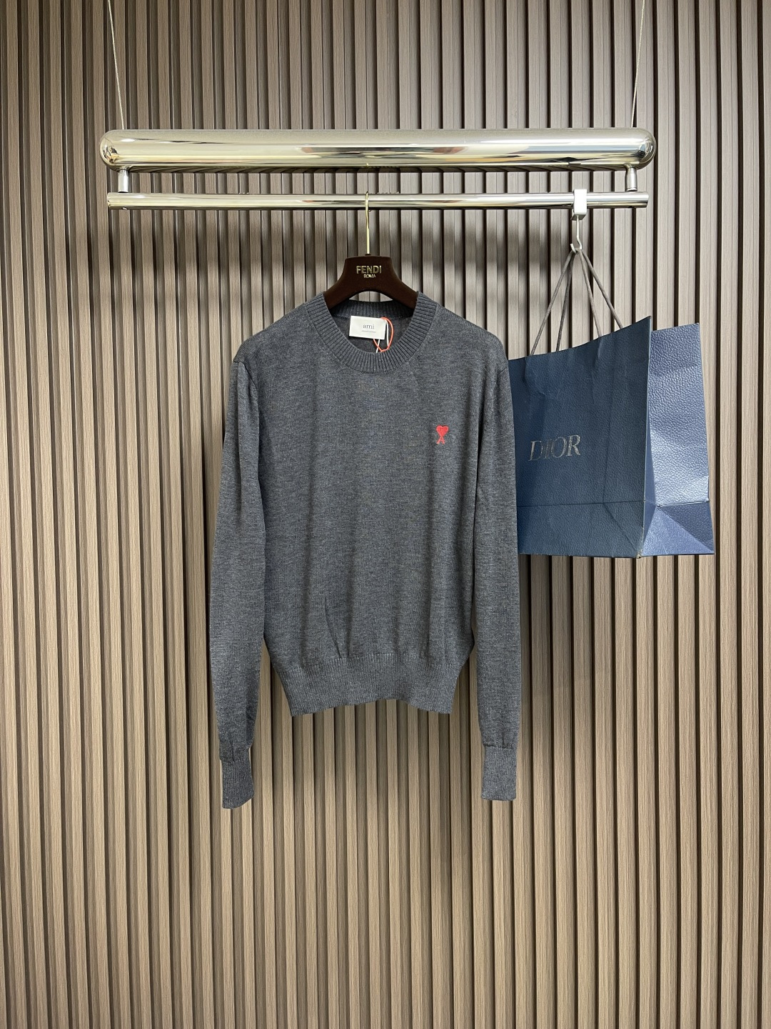 NO:478844,Ami Paris Love embroidery sweater, fixed knitted luxury soft and fine wool soft and delicate, comfortable skin, with deep black as the main color, a touch of bright red love on the chest, adding a touch of agility and playfulness, full of brand recognition, it is the ultimate simplification of color, and it conveys the love and persistence for life, encountering the ultimate simplicity and versatility, the well-deserved versatile king, using imported machine embroidery technology, using advanced computer control systems and precision mechanical components to realize Ami Love embroidery operation, high precision, smooth and delicate lines, soft and deodorized process for laundry washing water and soft deodorization through professional washing equipment and specific detergents, deep cleaning and deodorization treatment of clothes to improve the feel and appearance of clothes. Size S-XL,,alexander wang19860909Ami Paris 爱心刺绣针织衫,定织奢柔极细美丽诺羊毛 柔软细腻 舒适贴肤 以深邃的黑色为主色调 胸前一抹鲜红爱心跃然其上 增添了一丝灵动与俏皮 品牌辨识度十足 是色彩的极致简化 更是传递出对生活的热爱与执着 邂逅极致简约 当之无愧的百搭王者,采用进口机刺绣工艺 使用先进的计算机控制系统和精密的机械部件 实现Ami爱心刺绣作业 精度高 线条流畅而细腻,成衣洗水加软去味工艺 通过专业的洗涤设备和特定的洗涤剂 对衣物进行深度清洁和去味处理 改善衣物的手感和外观.尺码S-XL,,alexander wang,Men's clothing