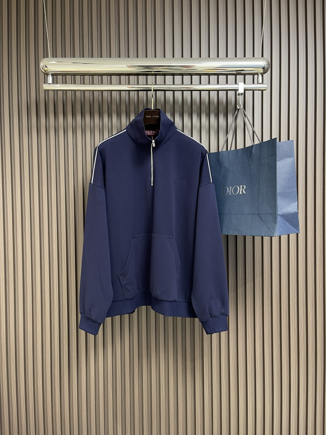 NO:475838,Tops, trousers, Gucci embossed logo zipper sweatshirt and trousers suit, custom-made dyed navy blue luxury soft velvet jersey knitted fabric, soft and soft, comfortable skin, with deep navy as the tone, calm and atmospheric, the iconic Gucci logo is delicate and low-key and powerful, the carefully outlined white lace piping is the finishing touch, achieving perfect visual balance in harmony, the design of the semi-high neck zipper, simple and neat, set elegant collection, interpreting the style of luxury, stamp embossing, priority to customize the original GUCCI steel mold, imprinting the shape of the mold to the surface of the material through physical action, plastic deformation of the material surface, high fineness, strong three-dimensionality, trim and master belt piping, priority to cut out white lace strips of original size, optimized treatment, and aligning the piping strips with the edges of the main fabric Sew piping Folding  Form a neat piping effect, ensure firmness, increase beauty, the fabric is washed, the texture is better, not easy to deform, not easy to shrink, not easy to fade, maintain long-term beauty. Size S-XL, gucci, hoodie, sweatshirts, alexander wang19860909上衣 长裤 Gucci 压纹标识拉链卫衣卫裤套装,定制定染海军蓝奢感柔绒平纹针织布 轻柔绵软 舒适贴肤 以深邃的海军蓝为主基调沉稳而大气 标志性Gucci标识细腻入微低调且有力 精心勾勒的白色镶边滚边为点睛之笔 在和谐中达到完美的视觉平衡 半高领拉链的设计 简洁利落 套装雅集 演绎奢潮风范,钢印压花 优先定制原版GUCCI钢制模具 将模具的形状通过物理作用压印到材料表面 使材料表面发生塑性变形 精细度高 立体感强,镶边子母带滚边 优先裁剪出与原版大小的白色滚边条 进行优处理 并将滚边条与主面料的边缘对齐 缝制滚边 折叠滚边 形成整洁的滚边效果 确保牢固度 增加美观,面料都经过浇洗 手感质感更佳 不易变形 不易缩水 不易褪色 保持长久的美观.尺码S-XL,,gucci,hoodie,sweatshirts,alexander wang,Men's clothing