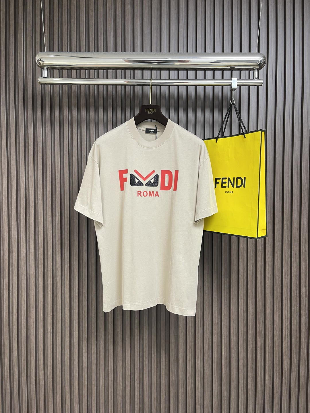 NO:475822,Fendi 2025SS Spring and Summer New Little Monster Series Short-sleeved T-shirts, with waterproof embossed printed logo patterns on the front, perfectly in line with the latest series style fashion concepts, and experience the latest style!  !  Pure cotton creates the inner body, and the comfort performance of the upper body is simply unstoppable, with a delicate and soft touch. The upper body has a straight and stylish style, the overall touch is extremely comfortable, and the skin-friendly effect is also excellent. The grade and charm are extremely outstanding and eye-catching, which can better demonstrate the brand specifications and your pursuit of fashion!  !  Same style for men and women. Size S-XXL Size bust 110cm 73cm shoulder width 53cm M bust 114cm 74cm shoulder width 55cm L bust 118cm 75cm shoulder width 57cm XL bust 122cm 76cm shoulder width 59cm XXL bust 126cm 77cm shoulder width 61cm, fendi, T-shirt,tees, t-shirt,alexander wang19860909Fendi 2025SS春夏新品小怪兽系列短袖T恤,前幅防水浮雕印花标识图案,完美的符合 最新系列风格的时尚理念,体验最新风情！！纯棉质打造内里,上身的舒适性能简直让人欲罢不能、触感细腻又柔软.上身版型挺拔有型,整体的触感极为舒适,亲肤效果也是极佳,档次与魅力更是极为的出色亮眼,更能够彰显品牌规格与你对于时尚的追求！！男女同款.尺码S-XXL S码胸围110cm衣长73cm肩宽53cm M码胸围114cm衣长74cm肩宽55cm L码胸围118cm 衣长75cm肩宽57cm XL码胸围122cm 衣长76cm肩宽59cm XXL码胸围126cm 衣长77cm 肩宽61cm,,fendi,T-shirt,tees，t-shirt,alexander wang,Men's clothing