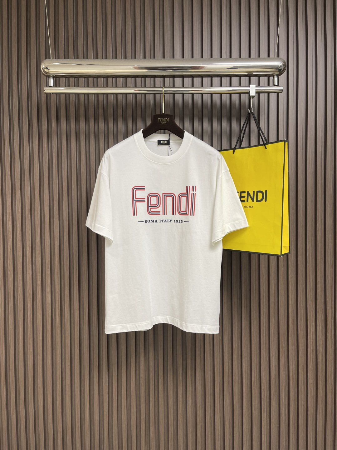 NO:475808,Fendi logo logo printed round neck short-sleeved T-shirt!  Custom-made fabrics are provided with smooth touch, but they are crisp and stylish, with a full texture on the upper body!  The overall size is simple and generous without losing style, with a strong sense of upper body, absolutely at the forefront of fashion, very comfortable to wear, no need to say anything about the trouser style and cutting, the upper body is exquisite and vivid, and is truly a palace-level, capable of all occasions whether it is sports or leisure. Size S-XXL S bust 110cm long 73cm shoulder width 53cm M bust 114cm long 74cm shoulder width 55cm L bust 118cm long 75cm shoulder width 57cm XL bust 122cm long 76cm shoulder width 59cm XXL bust 126cm long 77cm shoulder width 61cm, fendi, T-shirt,tees, t-shirt,alexander wang19860909Fendi logo标识印花圆领短袖T恤！客供定制面料,触感顺滑,却又挺括有型,上身质感十足！ 整体简洁大方而不失格调,上身感极强,绝对走在时尚最前端,穿着非常舒适,裤型款式和裁剪亦无需多言,上身精致跃然,真正殿堂级的,无论是运动还是休闲时候都能胜任各种场合.尺码S-XXL S码胸围110cm衣长73cm肩宽53cm M码胸围114cm衣长74cm肩宽55cm L码胸围118cm 衣长75cm肩宽57cm XL码胸围122cm 衣长76cm肩宽59cm XXL码胸围126cm 衣长77cm 肩宽61cm,,fendi,T-shirt,tees，t-shirt,alexander wang,Men's clothing