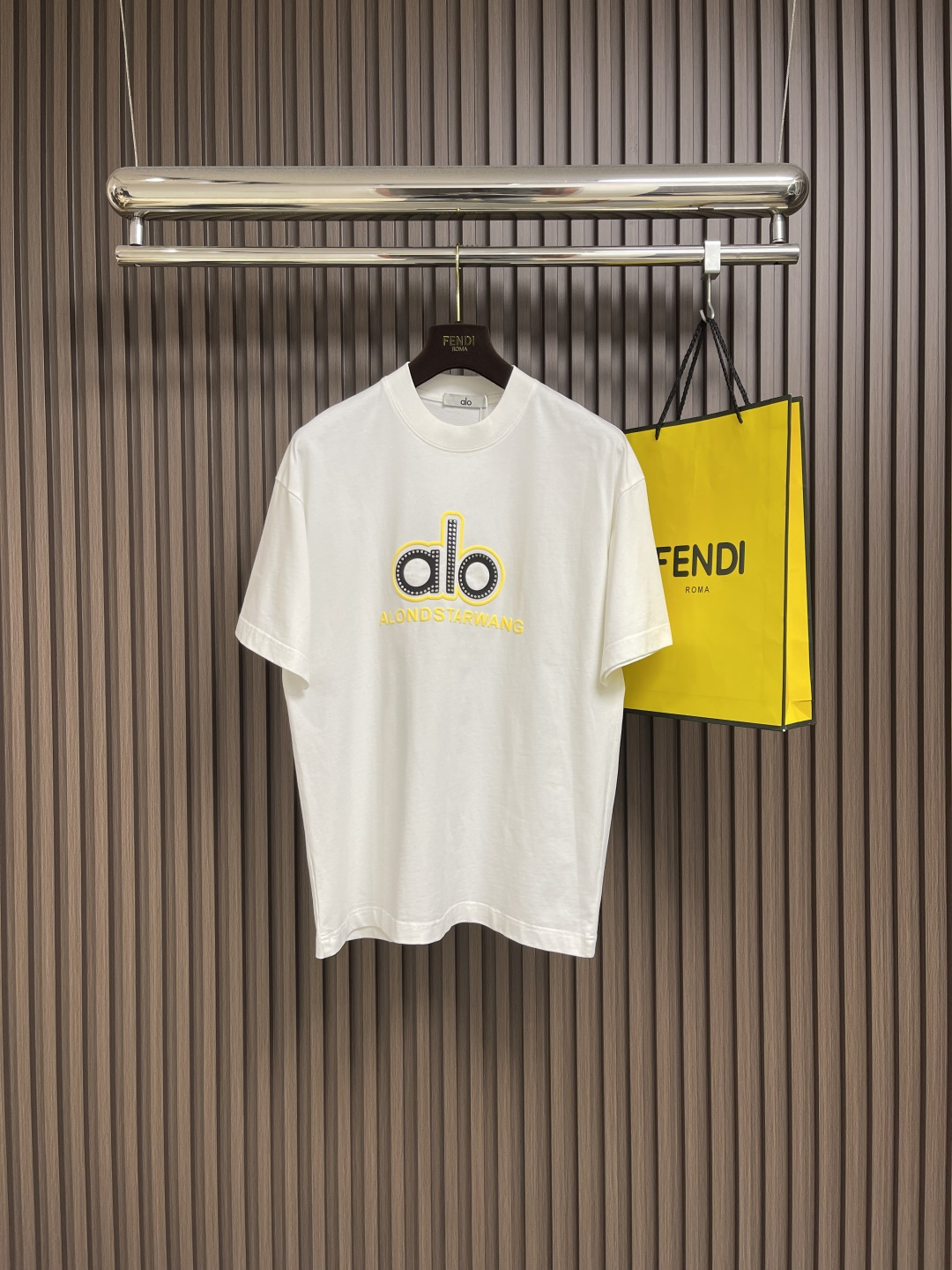 NO:475816,Alo 2025SS Spring and Summer new series of round neck short-sleeved T-shirts, a very fashionable and avant-garde short-sleeved short-sleeved for men and women, logo pattern glue-touched decoration!  Different from the past, it declares the design concept that has been passed down for many years in the brand!  Its eye-catchingness is no less than any style, and it perfectly presents the fashionable, high-end and luxurious feeling in front of the world!  Made of imported cotton, selected high-quality pure cotton fabrics, soft and soft to the touch, the real thing is definitely beyond your imagination, close body and breathable, even if you sweat profusely, you will not feel greasy or stuffy, and will bring sweating and moisture absorption to the extreme. Size S-XXL Size bust 110cm 73cm shoulder width 53cm M size bust 114cm 74cm shoulder width 55cm L size bust 118cm 75cm shoulder width 57cm XL size bust 122cm 76cm shoulder width 59cm XXL size bust 126cm 77cm shoulder width 61cm, T-shirt,tees,t-shirt,alexander wang19860909Alo 2025SS春夏全新系列圆领短袖T恤,非常时髦前卫的一款男女同款短袖,标识logo图案压胶修饰！区别于以往的不同,宣示品牌传承多年的设计理念！其吸睛度完全不亚于任何式,将时髦高级感与奢华感完美呈现在世人眼前！客供进口全棉材质制成,精选优质纯棉面料,触感软糯亲肤细腻,实物到手绝对超乎你的想象,贴身无比舒适透气,即便是汗流浃背也不会有腻身及闷热感可言,将排汗吸湿性发挥到了极致.尺码S-XXL S码胸围110cm衣长73cm肩宽53cm M码胸围114cm衣长74cm肩宽55cm L码胸围118cm 衣长75cm肩宽57cm XL码胸围122cm 衣长76cm肩宽59cm XXL码胸围126cm 衣长77cm 肩宽61cm,,T-shirt,tees，t-shirt,alexander wang,Men's clothing