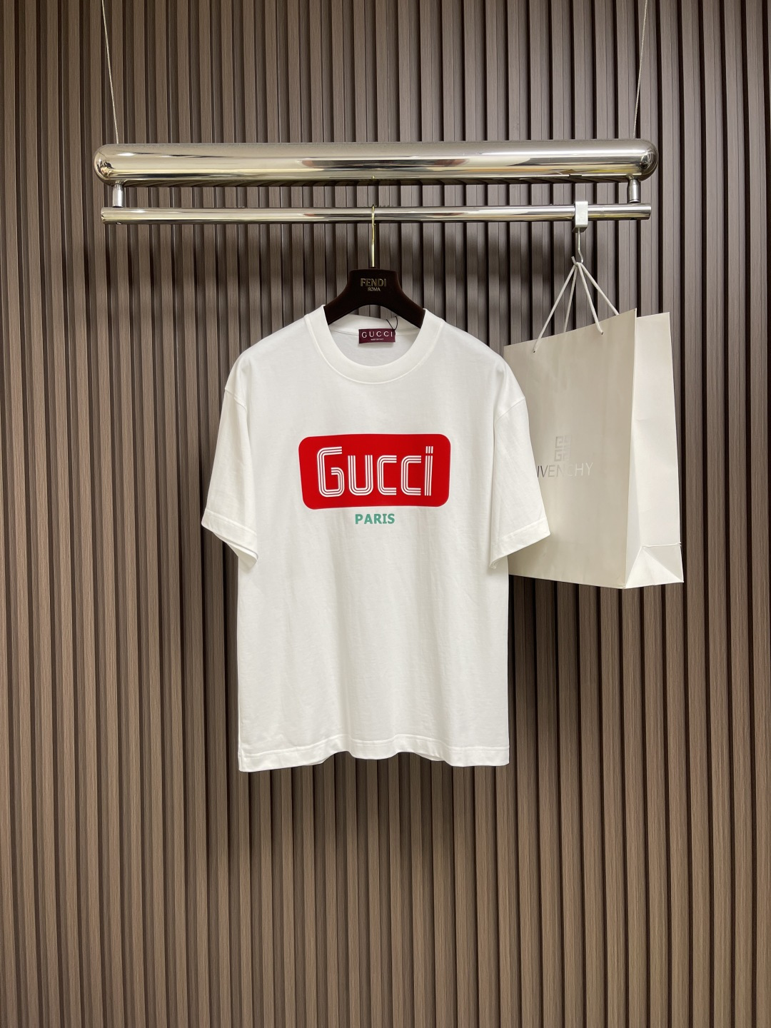 NO:475784,Gucci 2025SS summer new three-dimensional letter T-shirt, red and green contrasting design, the overall design is simple and fashionable, the red brand logo is very eye-catching, the green Paris word plays an embellishment and rich layered role, shoulder-to-shoulder pressing strip 280 grams pure cotton fabric is comfortable and breathable, black and white, the same style for men and women. Size S-XXL Size bust 110cm long 73cm shoulder width 53cm M size bust 114cm long 74cm shoulder width 55cm L size bust 118cm long 75cm shoulder width 57cm XL size bust 122cm long 76cm shoulder width 59cm XXL size bust 126cm long 77cm shoulder width 61cm, gucci,tees, t-shirt,alexander wang19860909Gucci 2025SS夏季新款立体字母T恤,红绿撞色设计 整体设计简约又不失时尚感 红色品牌标识非常醒目 绿色Paris字样起到了点缀和丰富层次作用 肩部通肩压条 280克纯棉面料舒适透气 黑白双色 男女同款.尺码S-XXL S码胸围110cm衣长73cm肩宽53cm M码胸围114cm衣长74cm肩宽55cm L码胸围118cm 衣长75cm肩宽57cm XL码胸围122cm 衣长76cm肩宽59cm XXL码胸围126cm 衣长77cm 肩宽61cm,,gucci,tees，t-shirt,alexander wang,Men's clothing