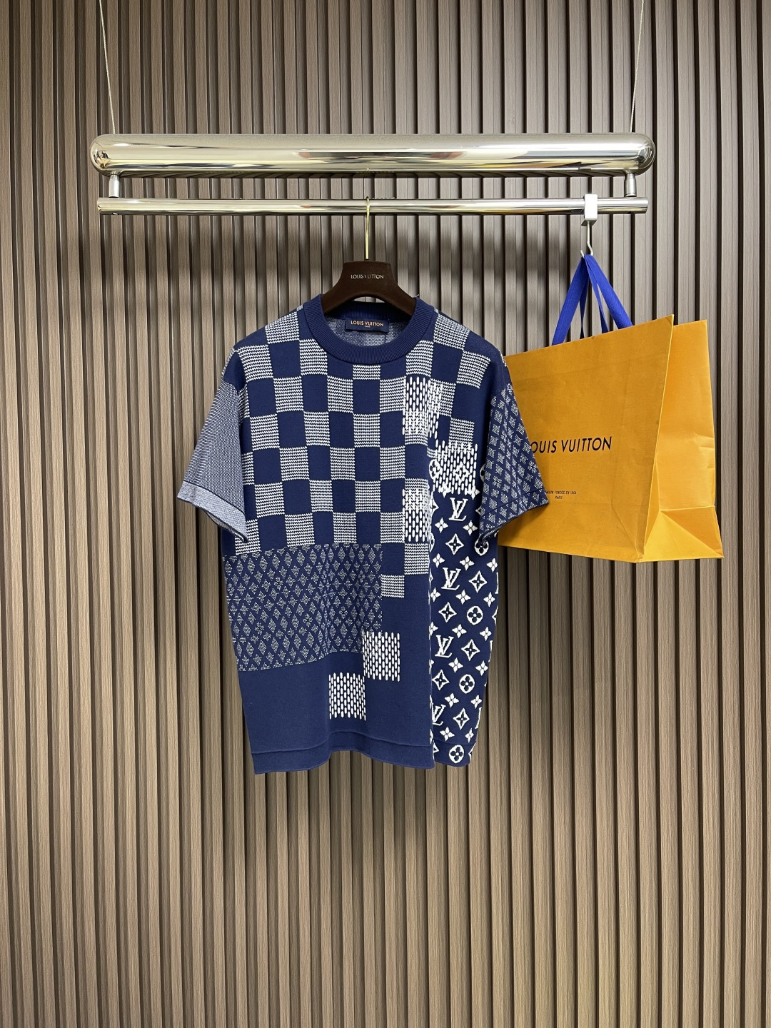 NO:501589,LV letter jacquard color-blocked checkerboard knitted short-sleeved T-shirt is made of cotton, which is soft and smooth to the touch, and has a super texture. After fine spinning, it has such a delicate feel. It is so comfortable to wear on the body!  The whole body is decorated with chessboard grids and iconic presbyterian patterns. Each needle and thread are precisely placed. The edges of the pattern are neat and neat, without any burrs or misalignment. Whether it is the thickness of the line or the shape of the pattern, they are positioned according to the original version!  The overall style is beyond words. It is cut very well and can well modify the body!  Size XS-L, louis vuitton, T-shirt,tees, t-shirt,alexander wang19860909LV 字母提花拼色棋盘格针织短袖T恤,采用棉质面料,摸起来柔软又顺滑,质感超绝, 经过精细的纺纱工艺,才有这么细腻的手感,穿在身上别提多舒服了！通体饰以棋盘格、标志性老花图案装饰,每一针每一线都精准到位,图案的边缘整整齐齐,没有一丝毛边、错位,不管是线条的粗细还是图案的形状,都是根据原版定位的！整体的版型更是没得说,裁剪得特别合身,能很好地修饰身形！尺码XS-L,,louis vuitton,T-shirt,tees，t-shirt,alexander wang,Men's clothing