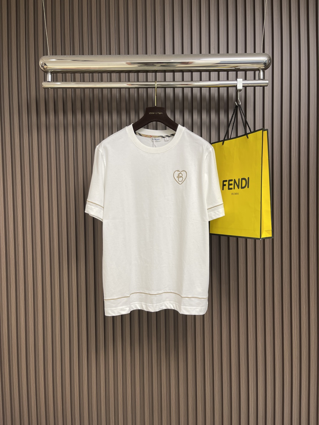 NO:487888,BURBERRY T-shirt with hemp rope embroidered round neck short-sleeved T-shirt, made of pure cotton fabric, soft and skin-friendly, and not tied at all with close body. It is breathable and sweat-absorbing in summer, so you don’t have to worry about sweating, it is durable and washed!  The rope on the chest is embroidered in a dense and three-dimensional way, echoing the hem of the cuffs. The shoulder line is designed in a very natural way, neither wide nor narrow, and will not feel tight after wearing it. It is very easy to move. Whether you raise your hand or bend down, you won’t feel restrained!  It can be matched with multiple types of clothing to create fashionable styles, customized accessories, complete three standards, the same style as men and women!  Size XS-L, Burberry, T-shirt,tees, t-shirt,alexander wang19860909BURBERRY 麻绳刺绣圆领短袖T恤,采用纯棉面料,软软乎乎的,亲肤得很,贴身穿一点都不扎,夏天穿透气又吸汗,完全不用担心会闷汗,耐穿又经洗！胸口的绳子刺绣,绣得密密实实,很有立体感,与袖口下摆处相呼应,肩线设计得特别自然,不宽不窄,穿上之后不会有紧绷感,活动起来超自如,不管是抬手还是弯腰,都不会觉得拘束！能与多类型服饰搭配营造时尚造型,定制辅料,三标齐全,男女同款！尺码XS-L,,burberry,T-shirt,tees，t-shirt,alexander wang,Men's clothing