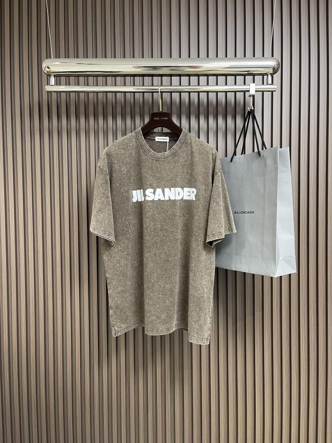 NO:501595,JIL SANDER Washed Cotton Short-sleeved T-shirt, gentle company in summer!  In the hot summer, looking for a comfortable and fashionable piece of clothing, washing cotton short sleeves is undoubtedly an excellent choice. Washed cotton short sleeves are made of 100% pure cotton, which has good moisture absorption and breathability. When sweat is soaked, it will not stick to the skin like chemical fiber fabric, but will quickly absorb and dissipate moisture, keeping the skin dry all the time. Just like in a stuffy afternoon, a breeze gently blows by, taking away the heat and discomfort. Its soft feel is like touching a cloud, gently fitting the skin, bringing an unparalleled comfort experience. This skin-friendly fabric will not bring any irritation to the skin, as if it is the second layer of skin of the body. Size XS-L,, jil sander, T-shirt, tees, t-shirt, alexander wang19860909JIL SANDER 水洗纯棉短袖T恤,夏日里的温柔陪伴！在炎炎夏日,寻找一件舒适又时尚的衣物,水洗纯棉短袖无疑是绝佳之选.水洗纯棉短袖,采用百分百纯棉材质,具有良好的吸湿性和透气性.当汗水浸湿,它不会像化纤面料那样紧贴肌肤,而是迅速将水分吸收并散出去,让肌肤时刻保持干爽.就像在闷热的午后,一阵微风轻轻拂过,带走燥热与不适.它的柔软手感,如同触摸云朵一般,轻轻贴合肌肤,带来无与伦比的舒适体验.这种亲肤面料,不会给皮肤带来任何刺激,仿佛是身体的第二层肌肤.尺码XS-L,,jil sander,T-shirt,tees，t-shirt,alexander wang,Men's clothing