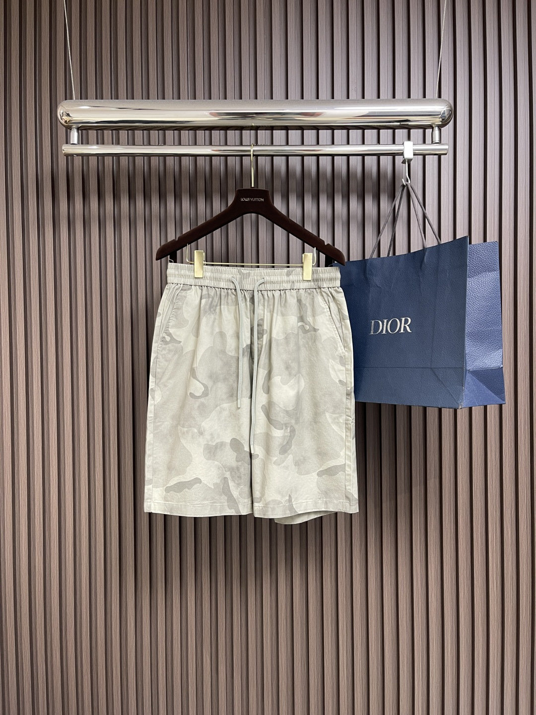 NO:501584,MM6 2025ss summer new camouflage shorts, perfect for summer fashion and comfort!  In the hot summer, a camouflage numbing is undoubtedly a perfect combination of fashion and comfort. It not only uses a light and natural cotton and linen material, but also incorporates camouflage, adding a unique charm to summer outfits. The camouflage pattern has become a clear stream in the fashion industry with its unique visual effect. This camouflage numbing combines camouflage with cotton and linen material, which not only retains the comfort and breathability of cotton and linen, but also adds the toughness and style of camouflage.  Sex. Wearing it, whether you are strolling in the streets and alleys of the city or enjoying the natural scenery outdoors, it can make you the focus of attention. Cotton and linen material has become the first choice for summer outfits with its good breathability and moisture absorption. This camouflage surface numbing uses high-quality cotton and linen fabric, which is light and soft and comfortable to touch. Even in the hot summer, you can feel a little cool, as if you are in the arms of nature. Apart from the mystery  In addition to the color and cotton and linen material, this model is also very attentive in detail processing. The exquisite tailoring, reasonable layout design, and delicate sewing technology all show its high quality characteristics. Wearing it can not only show your unique charm, but also make you taste and style in the details. This camouflage surface styling design is simple but not without the sense of fashion, and can be easily controlled whether it is a matching or a sweater. Whether it is a casual occasion  Whether it is a formal occasion, you can show confidence and charm. Camouflage face numbing has become the best in summer outfits with its unique camouflage, comfortable cotton and linen texture and exquisite details. It not only allows you to feel cool and comfortable in the hot summer, but also allows you to show unique charm in fashion and personality. If you are looking for a summer that is both fashionable and comfortable, then this camouflage face numbing is definitely your best choice!  Size XS-L, Masion Margiela, shorts, alexander wang19860909MM6 2025ss夏季新款迷彩短裤,夏日时尚与舒适的完美！在炎炎夏日,一款迷彩面麻无疑是时尚与舒适的完美结合.它不仅采用了透气性好、轻盈自然的棉麻材质,还融入了迷彩,为夏日穿搭增添了一份独特的魅力.迷彩图案以其独特的视觉效果,成为了时尚界的一股清流.这款迷彩面麻,将迷彩与棉麻材质相结合,既保留了棉麻的舒适与透气,又增添了迷彩的硬朗与个性.穿上它,无论是漫步在都市的街头巷尾,还是享受户外的自然风光,都能让你成为众人瞩目的焦点.棉麻材质以其良好的透气性和吸湿性,成为了夏日穿搭的首选.这款迷彩面麻,采用了高品质的棉麻面料,轻盈柔软,触感舒适.即使在炎炎夏日,也能让你感受到一丝丝清凉,仿佛置身于大自然的怀抱中.除了迷彩和棉麻材质外,这款在细节处理上也十分用心.精致的剪裁、合理的版型设计,以及细腻的缝制工艺,都彰显出了其高品质的特点.穿上它,不仅能展现出你的独特魅力,还能让你在细节中彰显出品味与格调.这款迷彩面麻的款式设计简约而不失时尚感,无论是搭配、还是针织衫,都能轻松驾驭.无论是休闲场合还是正式场合,都能让你展现出自信与魅力.迷彩面麻以其独特的迷彩、舒适的棉麻质地以及精致的细节处理,成为了夏日穿搭中的佼佼者.它不仅能让你在炎炎夏日中感受到清凉与舒适,还能让你在时尚与个性中展现出独特的魅力.如果你正在寻找一款既时尚又舒适的夏日,那么这款迷彩面麻绝对是你的不二之选！尺码XS-L,,masion margiela,shorts,alexander wang,Men's clothing