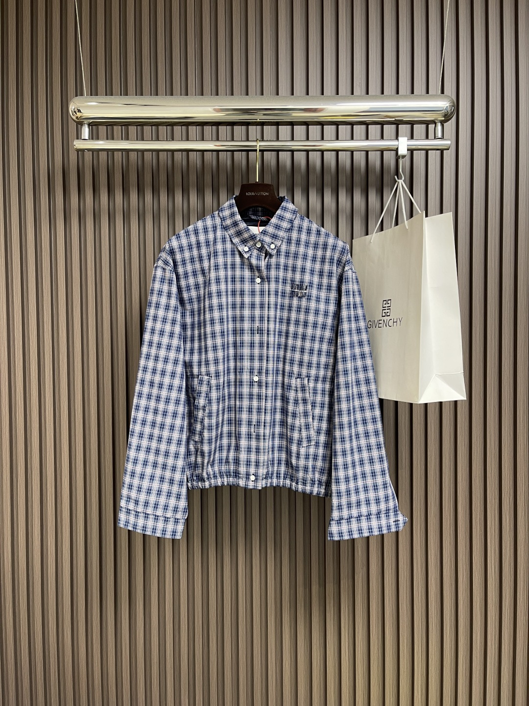 NO:487849,MIUMIU blue plaid jacquard lapel jacket is carefully crafted from all cotton material, with excellent texture, comfortable and soft fabric, skin-friendly and breathable. The chest is embroidered with brand letters and logo embroidery, lapel design is paired with jacket buttons, elastic cuffs, hem, button front closure, can be matched with multiple types of clothing to create a fashionable look, customized accessories, complete three standards, the same style as men and women!  Size 36-38-40-42 S-XL,,miumiu,jackets & coats,jackets & coats,alexander wang19860909MIUMIU 蓝格纹提花翻领外套,采用全棉材质精心制作,质感卓越,面料舒适柔软,亲肤透气,胸口是以品牌字母徽标刺绣点缀,翻领设计搭配夹克纽扣,弹力袖口和下摆、纽扣前襟开合,能与多类型服饰搭配营造时尚造型,定制辅料,三标齐全,男女同款！尺码36-38-40-42 S-XL,,miumiu,jackets & coats,jackets & coats,alexander wang,Men's clothing