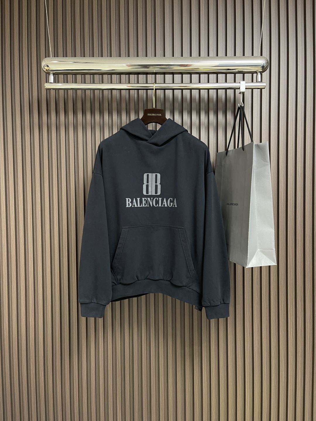 NO:498203,Balenciaga nano BB printed sweatshirt, customized pure cotton and soft sweatshirt cloth, full texture, comfortable skin, unique faded black as the main color, mysterious and charming, the exquisite Balenciaga nano BB art on the chest, is a concrete expression of the brand's soul, drawstring hood design, artists walking at the forefront of fashion, use every outfit to outline their own fashion scroll, using glue printing The chest printing has been modified three times by film mesh boards, using glue liquid paint to print patterns on the fabric Baking fabrics to fix the printing pattern, using wash water and stir-frying process, preferential choice of special desizing agents, and then soaking in the fabric, evenly slurrying After desizing, finally rinsing, the workmanship is extremely complicated  High loss. Size S-XL, balenciaga, hoodie, sweatshirts, hats, alexander wang19860909Balenciaga nano BB印花卫衣,定制臻纯全棉舒柔卫衣布 质感十足 舒适贴肤 以独特的褪色黑色为主色调 神秘而迷人 胸前那精妙的Balenciaga nano BB艺术为点缀 是品牌灵魂的具象化表达 无抽绳兜帽设计 行走在时尚前沿的艺术家 用每一次穿搭 勾勒出属于自己的时尚画卷,采用胶浆印花 胸前印花经过三次菲林网板修改 使用胶浆液体涂料在织物上打印图案 烘烤织物以固定印刷图案,采用洗水炒色工艺 优先选择特制的退浆剂 再讲布料浸泡其中 均匀受浆 退浆后 最终再进行漂洗 做工复杂至极 损耗高.尺码S-XL,,balenciaga,hoodie,sweatshirts,hats,alexander wang,Men's clothing