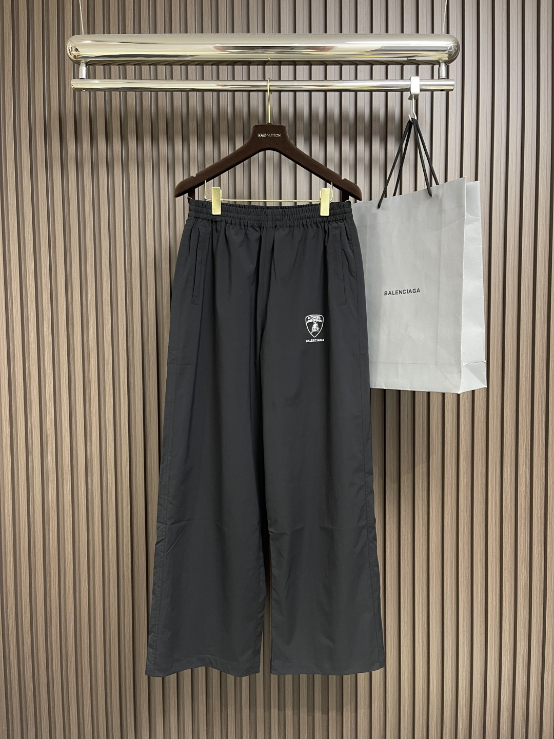 NO:490198,Balenciaga x Lamborghini embroidered trousers customized technology polyester fiber luxury material, silky, delicate and comfortable skin, classic black as the main color, fashion giant Balenciaga meets the legendary supercar brand Automobili Lamborghini trousers' joint embroidery like a secret medal, white embroidery like a lively brushstroke, with strong visual impact, neat lines outline the slender outline of the legs, showing the wild genes and fearless spirit of Lamborghini, instantly igniting the trend battlefield, using imported machine embroidery technology, using advanced computer control systems and precision mechanical components to realize Balenciaga x Lamborghini embroidery operation, high precision, smooth and delicate lines, the fabric is washed with sand, better texture, not easy to deform, not easy to shrink, not easy to fade  Maintain long-term beauty. Size 40-42-44-46 S-XL,,balenciaga,tom ford,alexander wang19860909Balenciaga x Lamborghini 刺绣长裤定制科技聚酯纤奢享料 丝滑细腻舒适贴肤 经典黑色为主色调 时尚巨擘Balenciaga邂逅传奇超跑品牌Automobili Lamborghini 裤身联名刺绣如隐秘的勋章 白色刺绣如灵动笔触 以强烈的视觉冲击 利落的线条勾勒出腿部的修长轮廓 张扬着兰博基尼的狂野基因与无畏精神 瞬间引爆潮流战场,采用进口机刺绣工艺 使用先进的计算机控制系统和精密的机械部件 实现Balenciaga xLamborghini 刺绣作业 精度高线条流畅而细腻,面料都经过砂洗 手感质感更佳 不易变形 不易缩水 不易褪色 保持长久的美观.尺码40-42-44-46 S-XL,,balenciaga,tom ford,alexander wang,Men's clothing