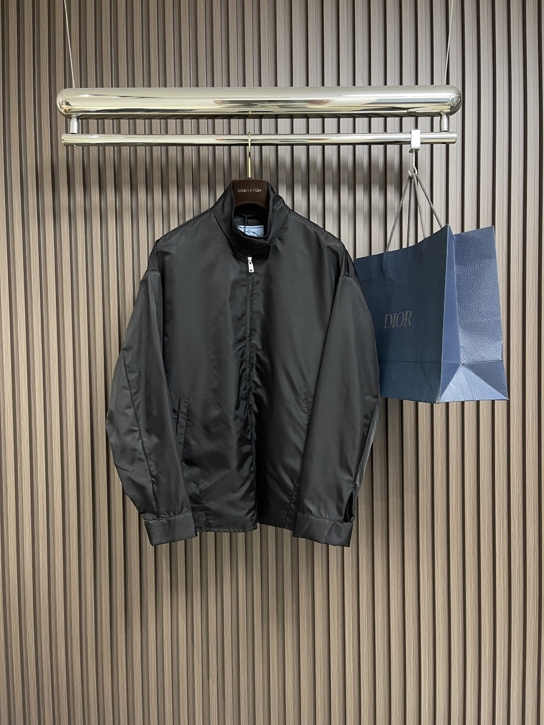 NO:499959,Prada triangular zipper jacket, custom nylon twill protective silk, front decoration is homogeneous, and paired with Houfu's iconic Prada triangular logo as embellishment, demonstrating the brand's charm. Customized drawing templates and motorcycle sewing, precise control of sewing lines through drawing mockup to ensure the precise positioning of the Prada triangular logo, and the fine sewing of the label and the jacket edge form a subtle transition. Size 36-38-40-42 S-XL,,prada, jackets & coats,alexander wang19860909Prada 三角标拉链夹克,定制尼龙斜纹防护绸,前幅饰以同质化展示,搭配后福标志性Prada三角标作点缀,彰显品牌魅力.定制画样模版机车缝,通过画样机精确控制缝纫线路,确保Prada三角标精准定位,标签与夹克边缘的精细缝纫形成了微妙的过渡.尺码36-38-40-42 S-XL,,prada,jackets & coats,alexander wang,Men's clothing