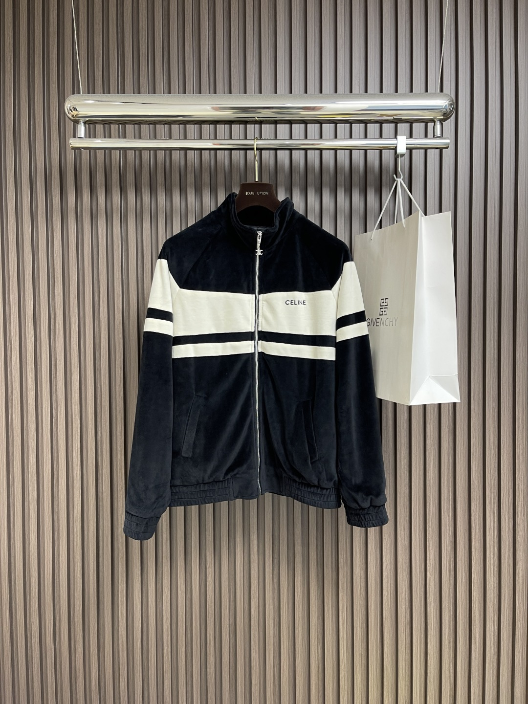 NO:499920,Celine embroidered velvet jacket, custom-made cotton and polyester jacquard velvet fabric, collide with black and beige, interwoven with endless elegance and charm. Exquisite Celine letter embroidery embroidery is embroidered on the chest, conveying Celine's consistent elegance and atmosphere in a simple and powerful way. The imported machine embroidery technology is used, and advanced computer control systems and precise mechanical components are used to realize Celine letter embroidery. The ergonomic three-dimensional cutting is returned to the traditional craftsmanship. Through the split, folding, shrinking, and stretching technology, the so-called slow work produces fine work, which is respect for the material. Size S-XL, celine, jackets & coats, jackets & coats, alexander wang19860909Celine 刺绣丝绒夹克外套,定制棉涤融萃提花天鹅绒织材,以黑色和米色相碰撞,交织出无尽的优雅与魅力.精致的Celine字母刺绣点缀于胸前,以简洁而有力的方式传达着Celine一贯的优雅与大气.采用进口机刺绣工艺,使用先进的计算机控制系统和精密的机械部件,实现Celine 字母刺绣作业.人体学立体裁剪,回归传统工艺手法,通过分割 折叠 抽缩 拉展技术手法,所谓慢工出细活,是对材料的尊重.尺码S-XL,,celine,jackets & coats,jackets & coats,alexander wang,Men's clothing