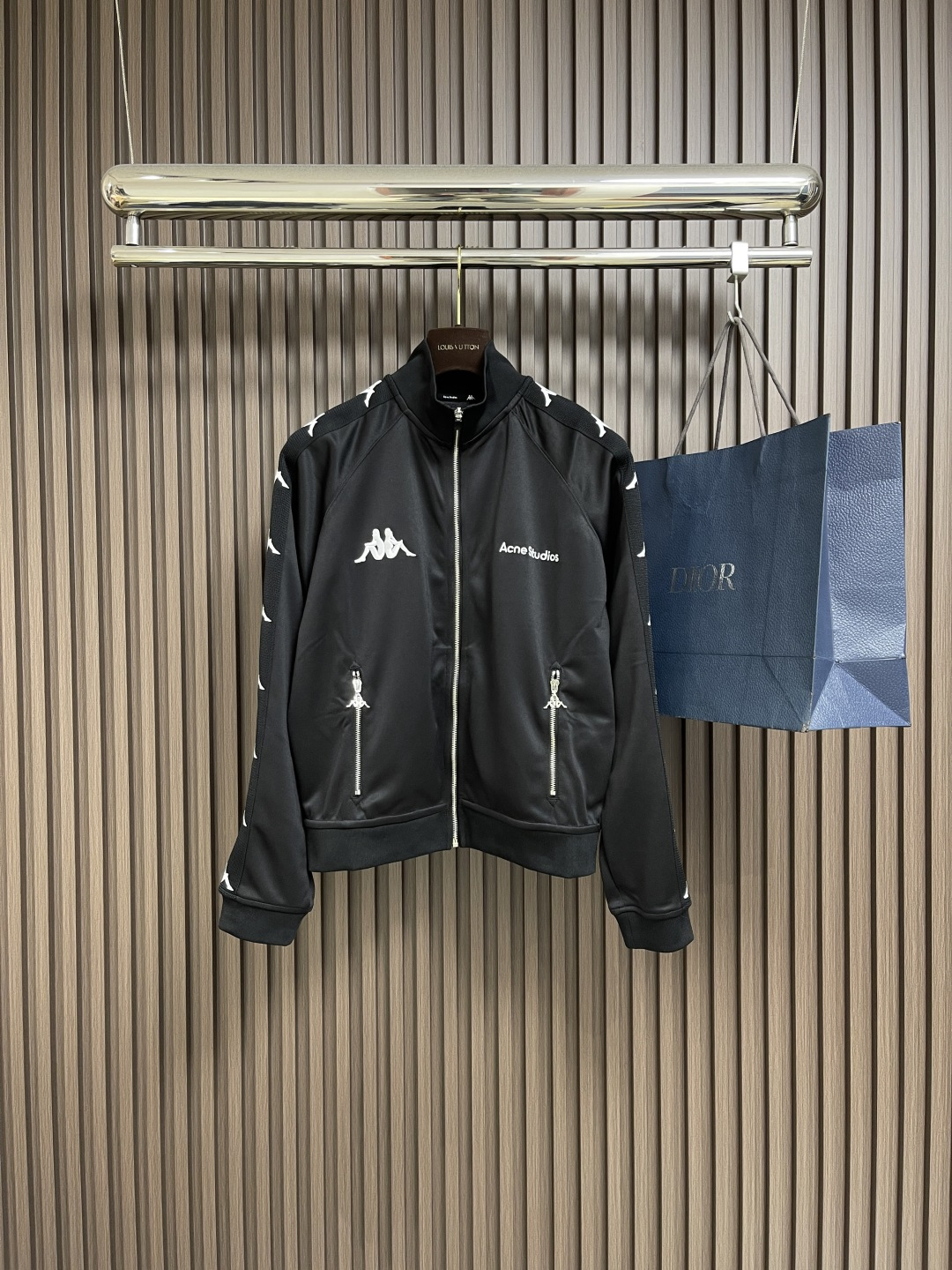 NO:498197,Tops and pants Acne Studios X Kaa logo zipper sports jacket casual pants set, custom-made luxury photoprotein Ac double-sided worsted material, excellent texture, comfortable skin, pure black as the background color, iconic Studios logo exquisite footnotes, meet Kaa classic logo in an orderly arrangement, the white Kaa logo is embedded in the sleeves as in an orderly manner, forming a very rhythmic visual effect, the metal decoration is staggered and low-key to highlight the noble blood of the joint brand, a unique fashion feast, the overall line is straight and delicate, the fabric is comfortable and soft, and the color is consistent and there is no color difference. It can be matched with the same style to create a fashionable look, control various occasions, customized auxiliary materials, complete three standards, the same style for men and women!  Size S-XL, acne studios,dior,jackets & coats,jackets & coats,alexander wang19860909上衣裤子 Acne Studios X Kaa 徽标拉链运动夹克外套休闲裤套装,定制奢光蛋白亚克双面精纺料 质感卓越 舒适贴肤 以纯粹之黑为底色 标志性 Studios标识精巧注脚 邂逅于Kaa经典标识有序排列 白色的Kaa标识如繁星般有序地镶嵌于袖身 形成了一种极具韵律感的视觉效果 金属装饰错落有致 低调彰显着联名的高贵血统 一场别具一格的时尚盛宴,整体走线平直细腻,面料舒适柔软,颜色一致无色差 能与同款搭配营造时尚造型,驾驭各种场合,定制辅料,三标齐全,男女同款！尺码S-XL,,acne studios,dior,jackets & coats,jackets & coats,alexander wang,Men's clothing