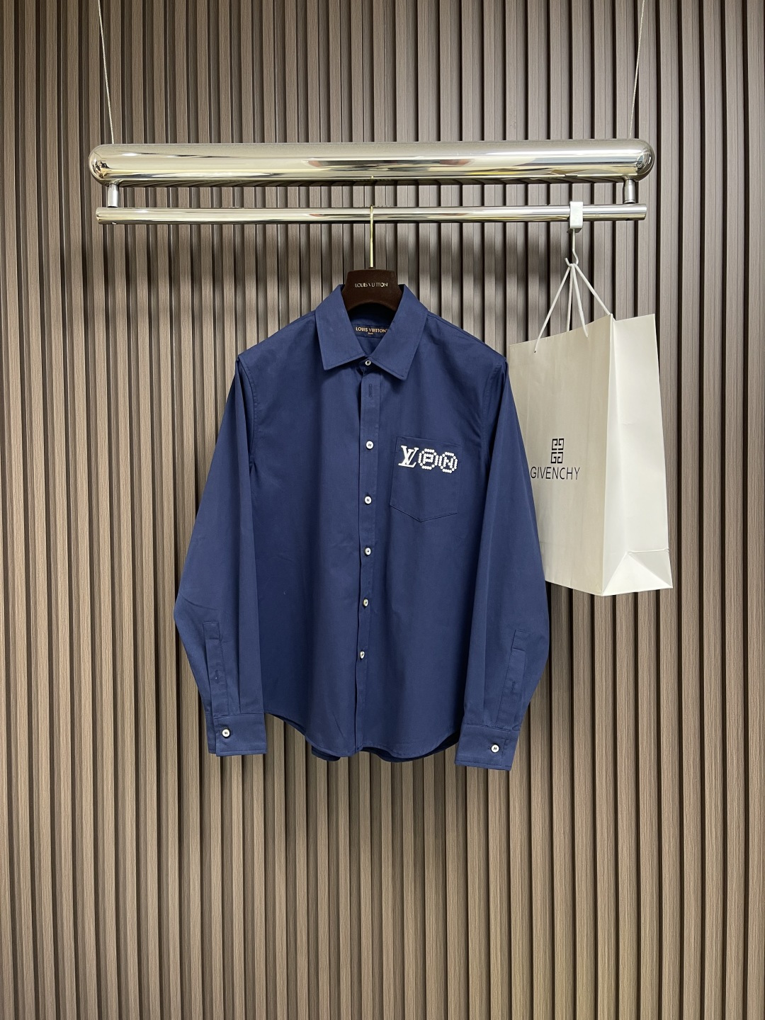 NO:490141,LV 2025FW new model portrait print nigo long-sleeved shirt, lapel long-sleeved shirt Pharrll Williams and Nigo jointly created, customized blue twill cotton fabric, left pocket embellishment LV PN logo print, back carefully depicts portraits of two designers, front closure and cuffs are equipped with pearlescent buttons, classic style cut. Size S-XL,,louis vuitton,shirts,alexander wang19860909LV 2025FW新款 人像印花nigo联名长袖衬衫,翻领长袖印花衬衣 Pharrll Williams和Nigo联名,订制蓝色斜纹棉布料 左侧口袋点缀 LV PN 标识印花,背部悉心描绘两位设计师肖像 前襟和袖口配有珠光纽 经典版型剪裁.尺码S-XL,,louis vuitton,shirts,alexander wang,Men's clothing