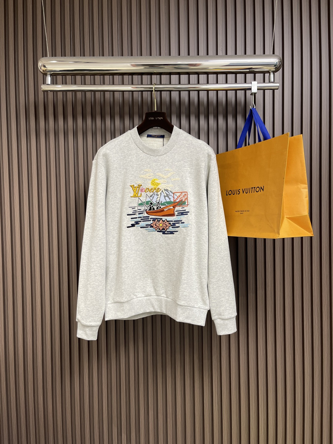 NO:487892,LV Fw's new embroidered pattern pullover sweatshirt, imported pure cotton fabric, high-quality texture, comfortable and soft, regular elastic style, dense knitted and fashionable and windproof, wide threaded edges on the neckline cuffs echo the hem of the clothes. The embroidery craft pattern on the chest, decorated with letters, highlights the high-end positioning and fashionable tone, and creates a fashionable atmosphere, making the style more durable and versatile!  Size S-M-L, louis vuitton, hoodie, sweatshirts, alexander wang19860909LV Fw新款刺绣图案套头卫衣,进口纯棉面料,质感高级,舒适柔软 常规弹力版型,密实针织时尚又防风 领口袖口宽螺纹包边与衣摆相呼应 胸前刺绣工艺图案,配合字母装点 彰显高级定位和时尚调性 打造时髦氛围感,让风格更耐看百搭！尺码S-M-L,,louis vuitton,hoodie,sweatshirts,alexander wang,Men's clothing