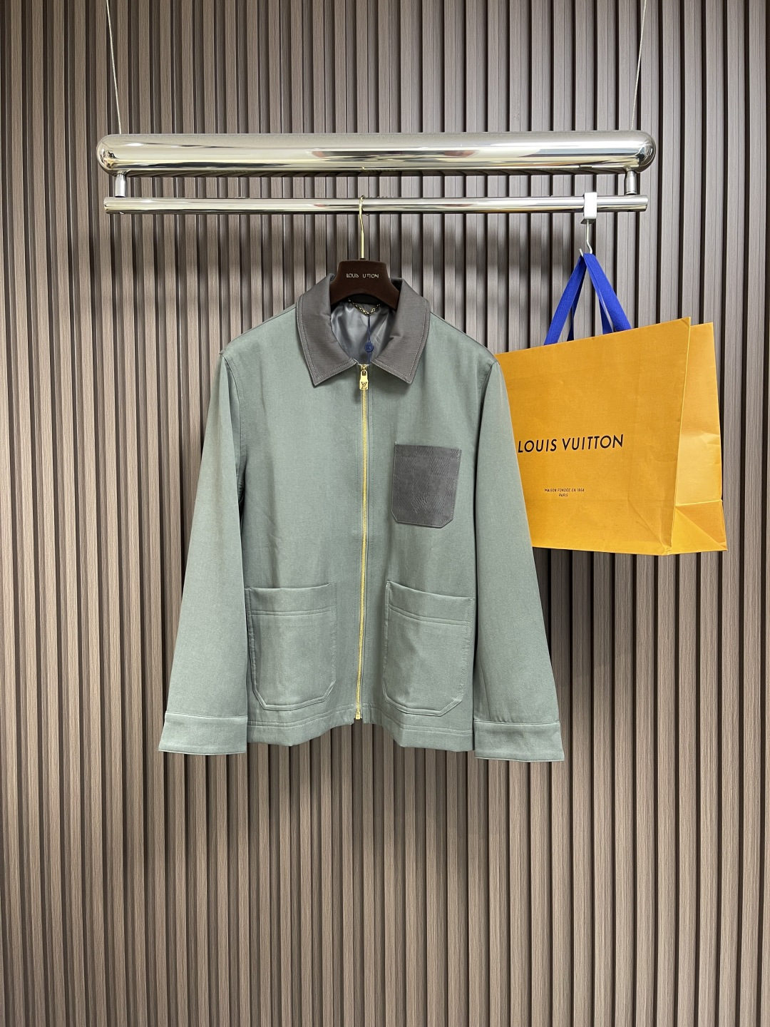 NO:490159,Tops, trousers, LV lightweight linen denim work jackets, this work zipper jacket is made of lightweight twill linen, and uses the highest quality arier embossed leather to shape the chest patch pockets, which makes Marque L.Vuitton the highest quality eposee nubonic label embellished behind. It can be matched with the same trousers to create a summer daily choice. Size S-XL,,louis vuitton, jackets & coats,alexander wang19860909上衣 长裤 LV 轻质亚麻牛仔工装夹克工装裤套装,本款工装拉链夹克取材轻质斜纹亚麻,以最高品质arier压纹皮革塑造胸前贴袋,再令 Marque L.Vuitton 最高品质eposee 正绒面革标签点缀背后.可搭配同款长裤,打造夏季日常之选.尺码S-XL,,louis vuitton,jackets & coats,alexander wang,Men's clothing