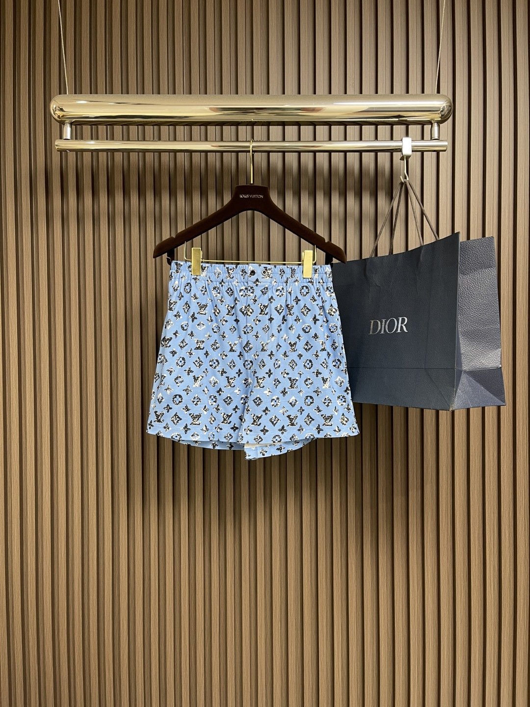 NO:487841,LV 2025ss new flat corner beach shorts, made of soft cotton knitted, interpreting the new season's pop art trend with full Monogram pattern. The loose silhouette and comfortable elastic waist release a lazy atmosphere, and the small buttons and imitation placket design cleverly incorporate men's clothing elements. Size S-M-L,,louis vuitton, shorts, alexander wang19860909LV 2025ss新款平角沙滩短裤,取材柔软棉质针织,以全幅Monogram图案演绎新季波普艺术风潮.宽松廓形与舒适弹力腰部共同释放慵懒气息,小巧纽扣和仿门襟设计巧妙融入男装元素.尺码S-M-L,,louis vuitton,shorts,alexander wang,Men's clothing