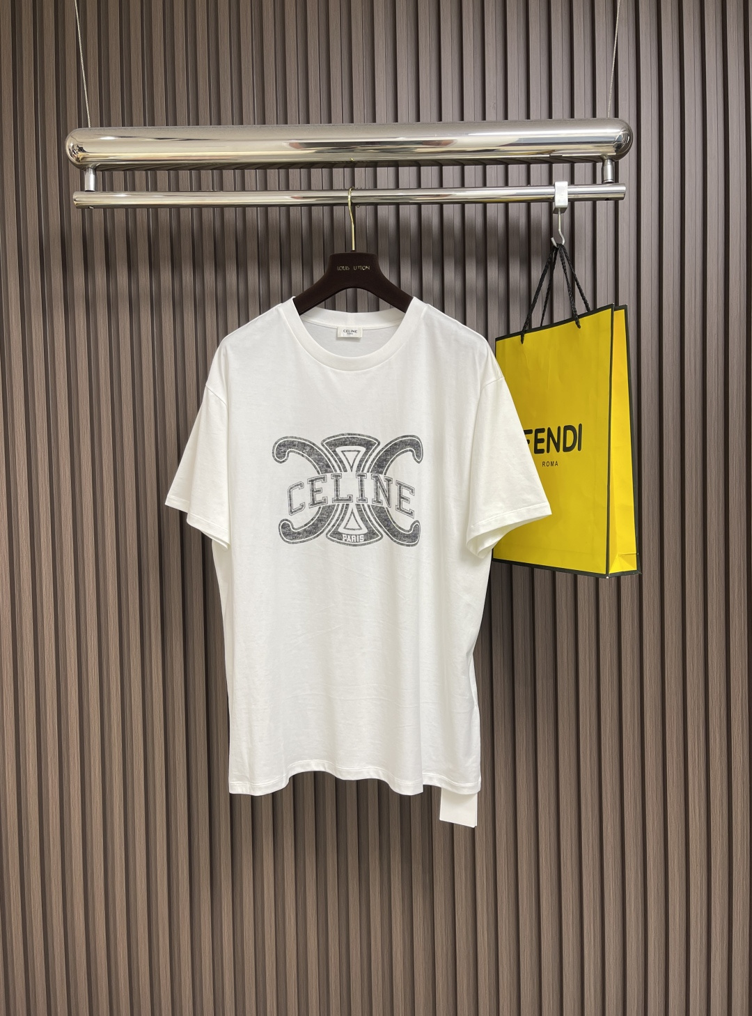 NO:493001,Celine ss early autumn new round neck print T-shirt. The classic logo letter print on the chest is very recognizable. It is durable and fashionable. It is not lost in the vintage style. It is casual, natural, retro and easy to wear to create a simple and not simple fashionable feeling. Retro and high-end. Size S-XL, celine,tees, t-shirt, alexander wang19860909Celine ss早秋新款 圆领印花T恤 胸前经典logo字母印花很有辨识度 耐看又时髦 不失vintage风格 随性自然又复古轻松穿出简约不简单的时髦感 复古又显高级.尺码S-XL,,celine,tees，t-shirt,alexander wang,Men's clothing