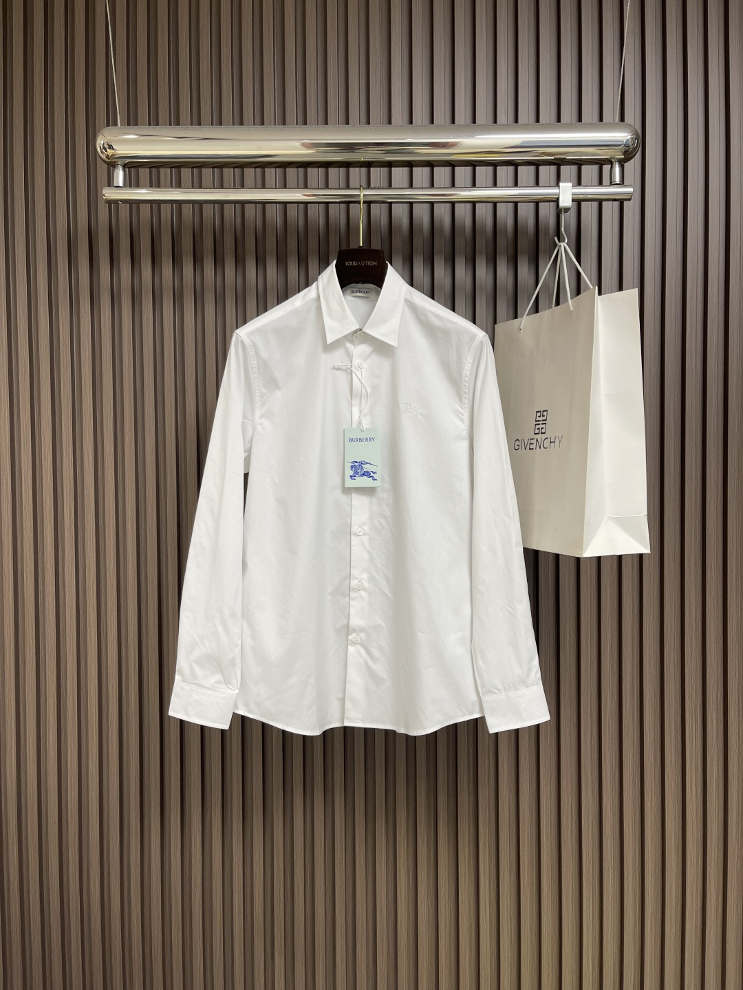 NO:490220,Burberry 25ss new war horse embroidery long-sleeved shirt, made of cotton poplin fabric. It is refined in an Italian workshop, embroidered with equestrian knight logo embroidery in the same color. It presents a slim fit. Size S-XXL, burberry, shirts, alexander wang19860909Burberry 25ss新款战马刺绣标识长袖衬衫,选用棉府绸面料打造.于意大利工坊精制而成,点缀同色系马术骑士徽标刺绣.呈现修身版型.尺码S-XXL,,burberry,shirts,alexander wang,Men's clothing