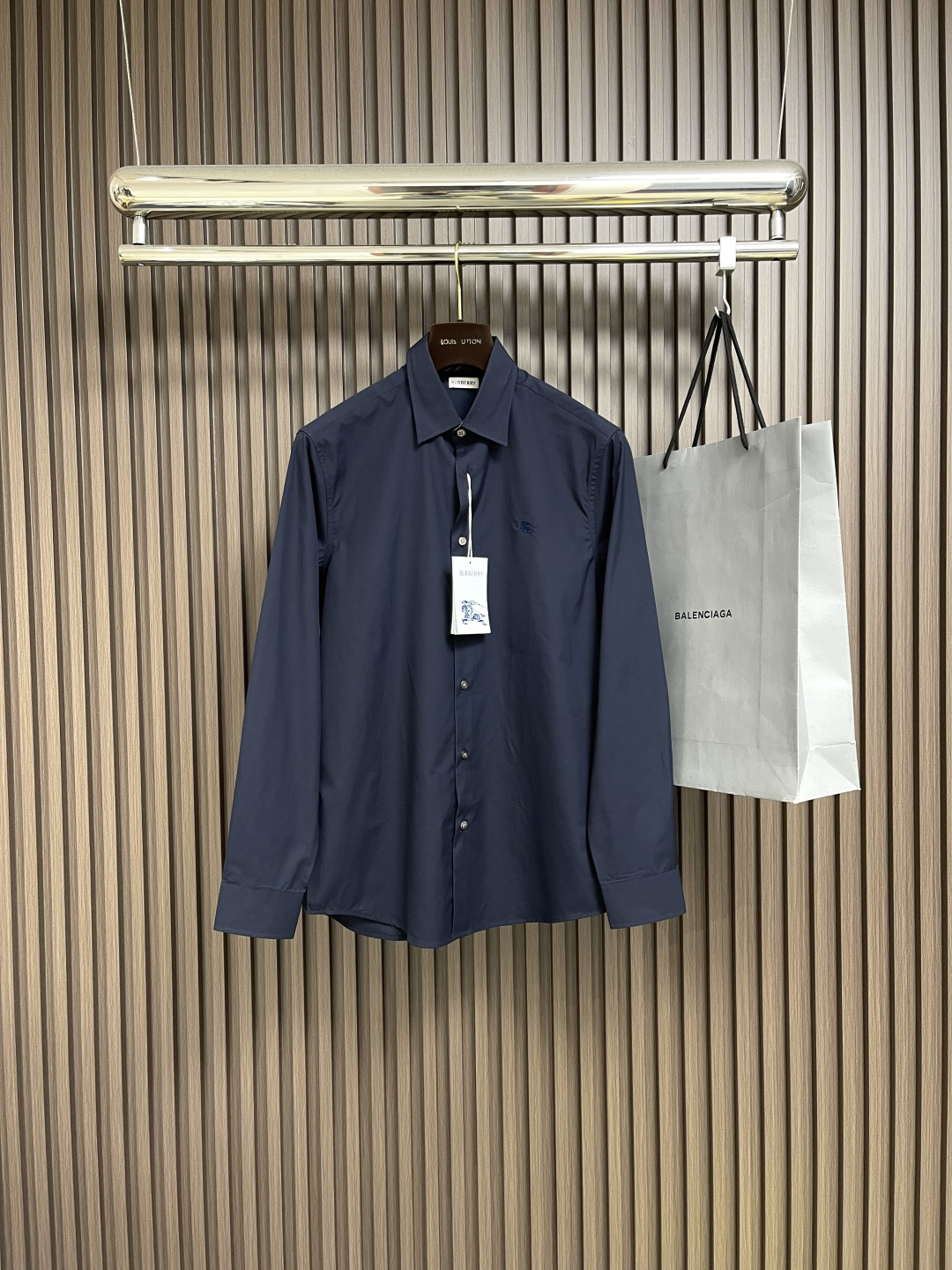 NO:490203,Burberry 25ss new war horse embroidery long-sleeved shirt, made of cotton poplin fabric. It is refined in an Italian workshop, embroidered with equestrian knight logo embroidery in the same color. It presents a slim fit. Size S-XXL, burberry, shirts, alexander wang19860909Burberry 25ss新款战马刺绣标识长袖衬衫,选用棉府绸面料打造.于意大利工坊精制而成,点缀同色系马术骑士徽标刺绣.呈现修身版型.尺码S-XXL,,burberry,shirts,alexander wang,Men's clothing