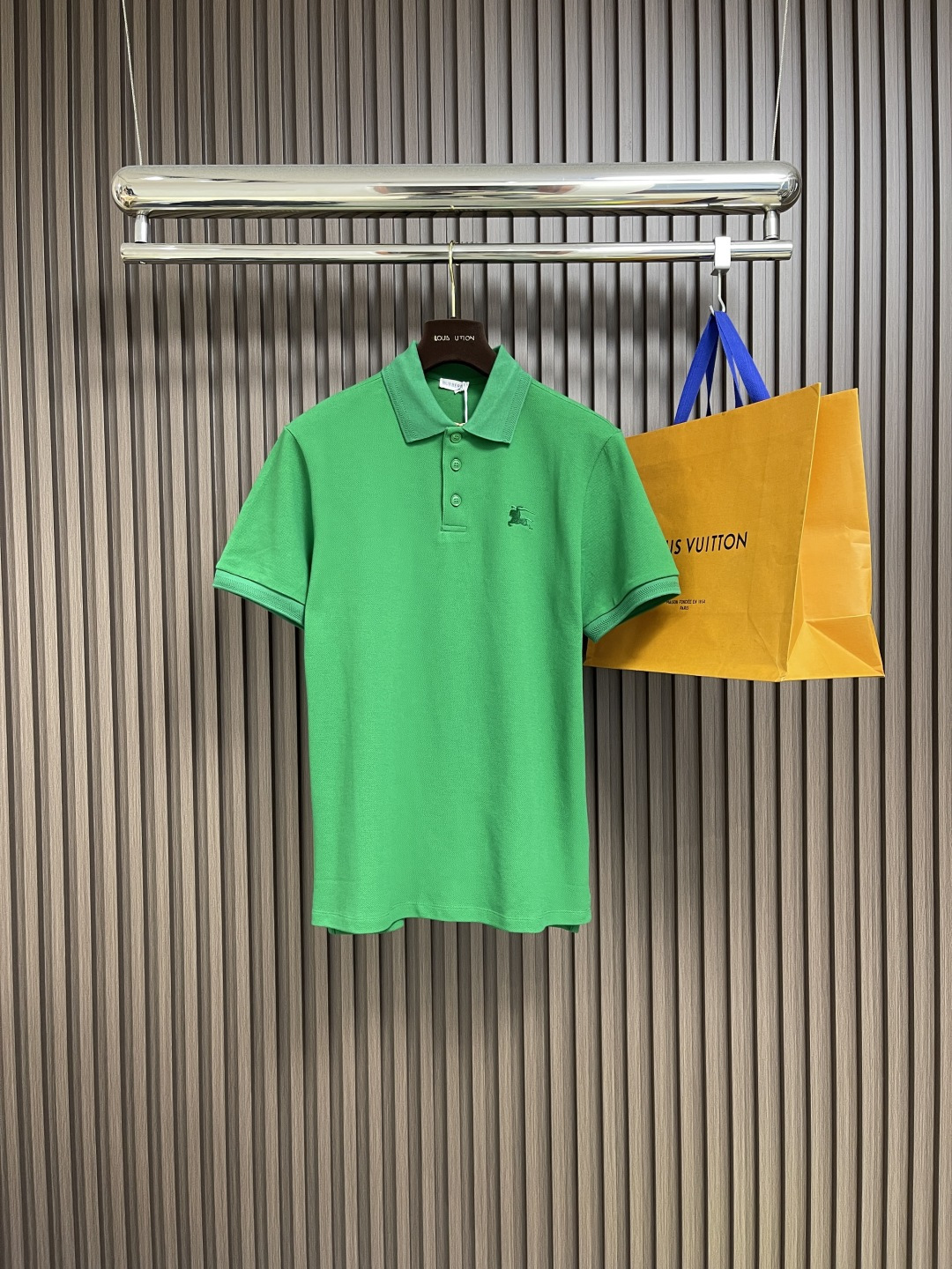 NO:493038,Burberry ss summer new war horse logo embroidery POLO polo shirt, made of cotton beaded mesh fabric, embellished with equestrian knights in the same color, logo embroidery. The plaid is matched with Burberry check lining, giving it a slim fit. Size S-XXL, burberry, alexander wang19860909Burberry ss夏季新款战马标识刺绣POLO马球衫,选用棉质珠地网眼布面料打造,点缀同色系马术骑士,徽标刺绣.开襟处搭配 Burberry 格纹内衬,呈现修身版型.尺码S-XXL,,burberry,alexander wang,Men's clothing