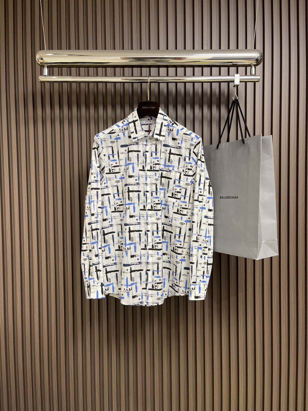 NO:490185,Kiton 2025SS summer new long-sleeved shirt shirt, artistic brushstrokes, reconstructing daily life. A shirt can also be a walking artistic canvas. When ink brushstrokes collide with geometric lines, the interweaving of blue and black breaks the monotony, wear casualness and unruly on your body, daily commuting instantly becomes a fashionable field, and crisp fabrics are suitable for many occasions. Whether it is neat workplace or relaxation during leisure, you can perfectly grasp it. Wear it, make the outfit an art of self-expression. Every time you raise your hand, the style is blooming freely. In ordinary daily life, live out your 'art school' that belongs to you. Size S-XXL,,shirts,alexander wang19860909kiton 2025SS夏季新款长袖衬衫衬衣,艺术笔触,重构日常,一件衬衫,也可以是行走的艺术画布,当水墨笔触与几何线条碰撞,蓝与黑的交织,打破单调桎梏,把随性与不羁穿在身上,日常通勤秒变时尚型场,挺括面料适配多种场合,无论是职场的利落,还是休闲时的松弛,都能完美拿捏.穿上它,让穿搭成为自我表达的艺术,每一次抬手投足,都是风格的肆意绽放,在平凡日常里,活出独属于你的「艺术派」 尺码S-XXL,,shirts,alexander wang,Men's clothing