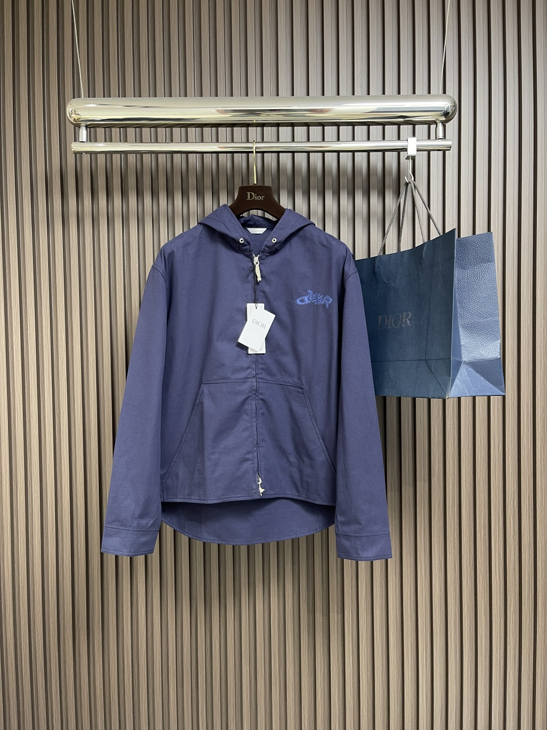 NO:487872,Dior 2025ss new hooded jacket is a new product for the 2025 autumn series, from the AND LEWIS HLTON limited series. It is carefully crafted with blue cotton fabric and decorated with a joint embroidery series in the same color, reinterpreting the logo in a graphic style. It can be matched with this joint series to create a delicate look. Size S-XL, dior, jackets & coats, hats, alexander wang19860909Dior 2025ss新款连帽外套,是二零二五秋季系列新品,来自 AND LEWIS HLTON限定系列.采用蓝色棉质面料精心制作,饰以同色调联名系列刺绣,以图形风格重新诠释 标志.可与该联名系列的搭配,打造精致的造型.尺码S-XL,,dior,jackets & coats,hats,alexander wang,Men's clothing