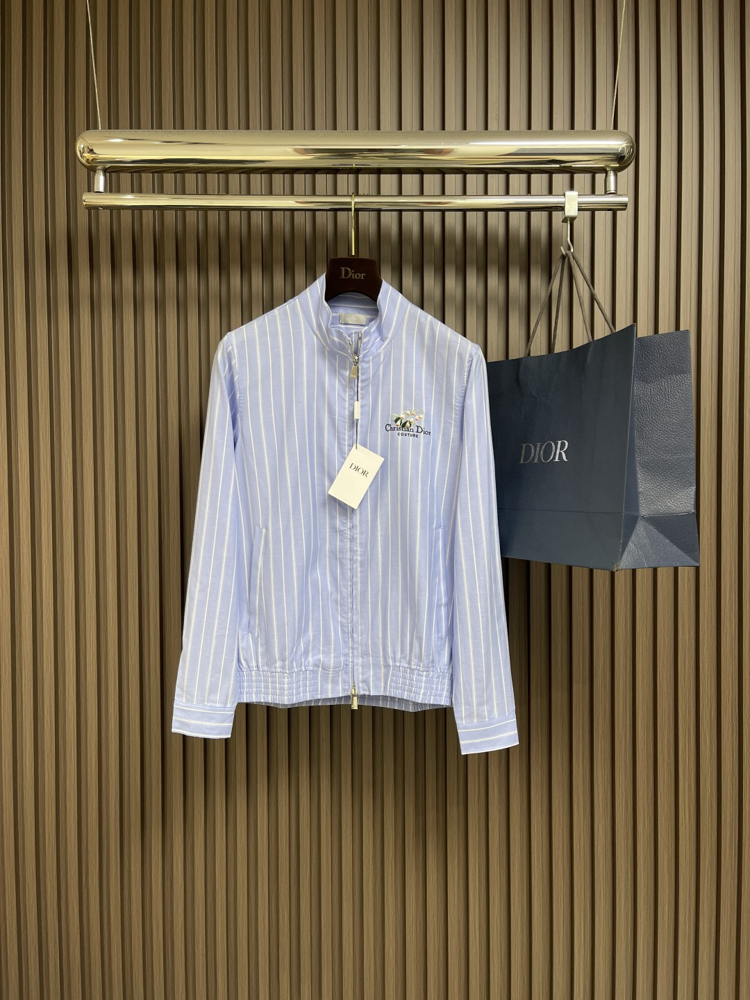 NO:487860,Dior ss new zippered collar jacket, highlighting the Cistian Couture embroidery, embellished with lily of the valley flowers, paying tribute to Mr. Mr.’s love for flowers. It is carefully crafted in blue striped cotton poplin, paired with front zipper closure and elastic bottom edge, which is extremely comfortable. It can be easily matched with jeans to create a stylish matching look. Size S-XXL,,dior,jeans,jackets & coats,jackets & coats,alexander wang19860909Dior ss新款拉链立领夹克外套,突显 Cistian Couture 刺绣,点缀以铃兰花朵,向 先生对花朵的热爱致敬.采用蓝色条纹棉府绸精心制作,搭配正面拉链开合和弹力底边,舒适非凡.可与牛仔裤轻松搭配,打造时髦的配套造型.尺码S-XXL,,dior,jeans,jackets & coats,jackets & coats,alexander wang,Men's clothing