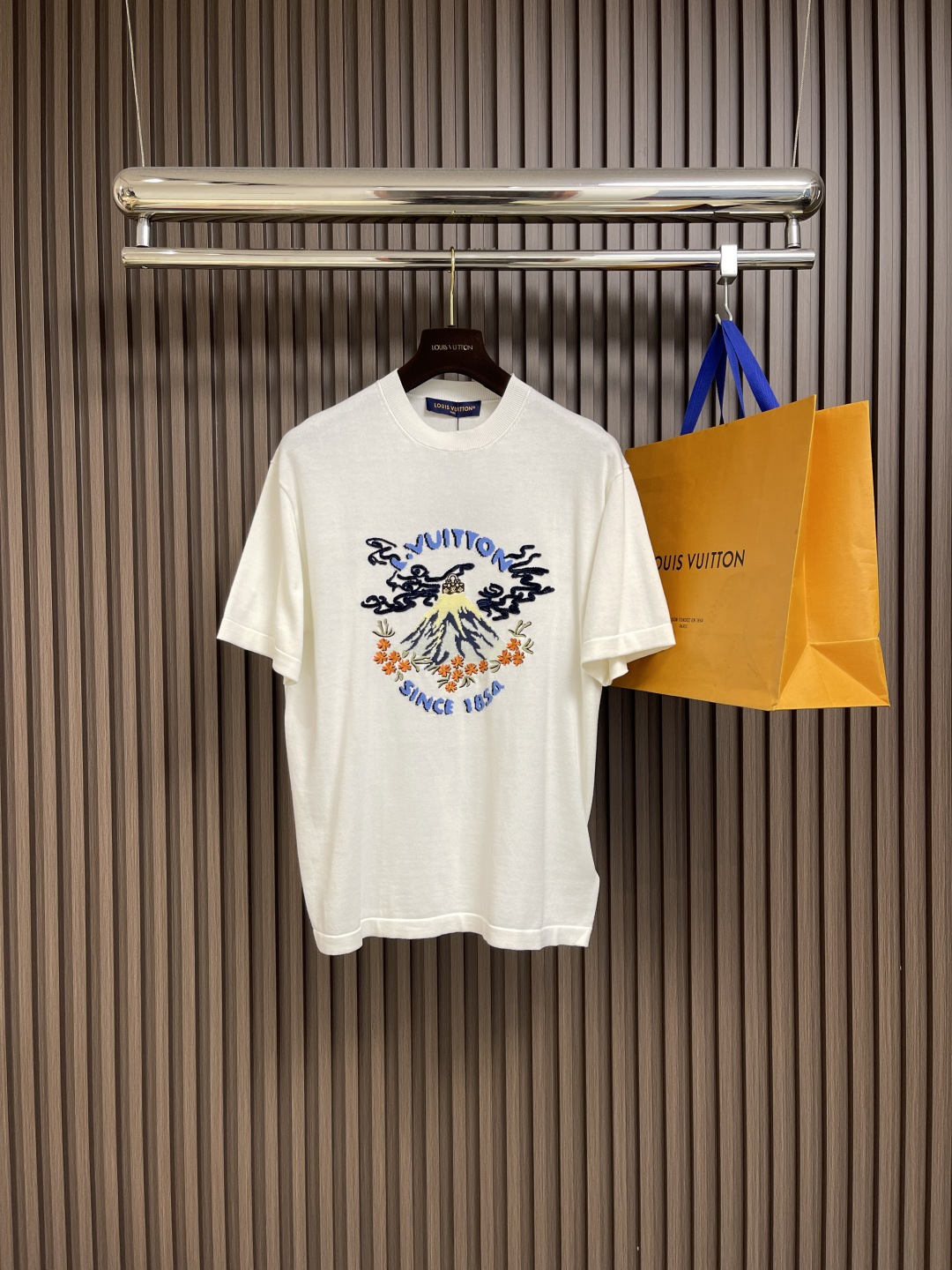 NO:501585,LV 2025SS summer new nigo co-branded volcanic embroidered knitted sleeve T-shirt, and Pharrell William and Nigo danced together in the autumn and winter show. A Monogram handbag appeared at the crater, surrounded by Louis Vuitton elements and cherry blossoms. This picture is presented on the chest of this sweater through inlay and embroidery. Soft cotton cut out short-sleeved round neck style, and the same short-sleeved T-shirt for men and women. Size S-XL,,louis vuitton,louis vuitton,T-shirt,tees,t-shirt,alexander wang19860909LV 2025SS夏季新款nigo联名火山刺绣针织袖T恤,秋冬秀场上演Pharrell William与Nigo的共舞之作.火山口出现一只Monogram 手袋,四周环绕着路易威登元素和樱花,这一图景经由嵌花和刺绣工艺,呈现于此款针织衫胸前.柔软棉布裁出短袖圆领版型,男女同款短袖T恤衫.尺码S-XL,,louis vuitton,louis vuitton,T-shirt,tees，t-shirt,alexander wang,Men's clothing