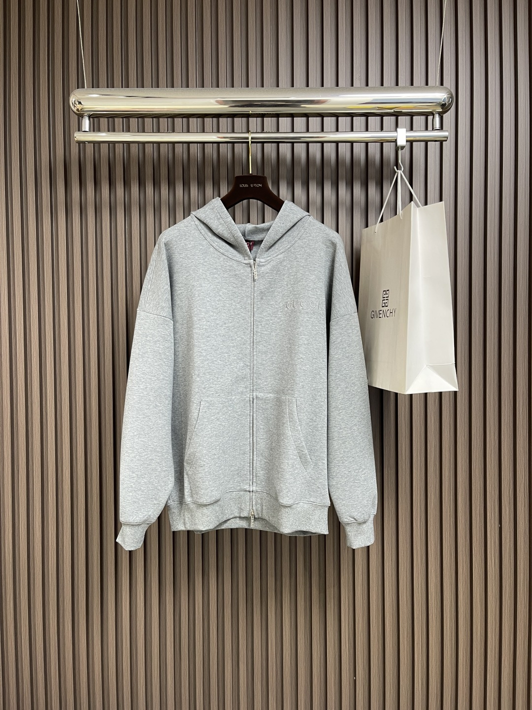 NO:501608,Gucci 2025SS early autumn new letter logo embroidered space cotton zipper hooded sweatshirt, fabric is made of 380g flower gray dyeing, space cotton fabric, and each letter is positioned on the chest. Independent open mold double zipper head letter zipper. Accessories red marks hand-sewn marks, edging strips in the inner clothes, wide style on the shoulders, male and female style. Size S-XL, gucci, hoodie, sweatshirts, hats, alexander wang19860909Gucci 2025SS早秋新款字母logo刺绣太空棉拉链连帽卫衣,面料采用380g花灰定染,太空棉面料,胸前刺绣每个字母定位.独立开模双拉链头字母拉链.辅料红色标手工缝标,整衣内里包边包条,落肩OS宽大版型,男女同款.尺码S-XL,,gucci,hoodie,sweatshirts,hats,alexander wang,Men's clothing