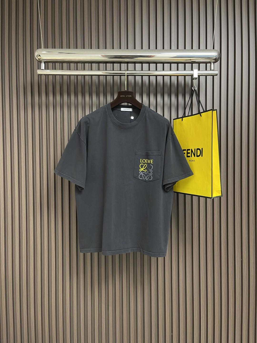 NO:501607,Loewe Carbon Black Pocket Printed Pure Cotton Short-Sleeved T-shirt, this short-sleeved short-sleeved T-shirt is really worth buying, and can easily create a casual and fashionable look. It uses washing knitted cotton fabric, which is soft and comfortable to touch, skin-friendly and breathable, and will not feel stuffy in summer. Moreover, the washing process makes the fabric more retro texture and taste more and more delicious. The printed design on the chest pocket cleverly incorporates the brand logo, which not only highlights the brand style, but also adds a unique fashion highlight to the overall shape, showing luxury in a low-key manner. Sizes XS-L,,loewe, T-shirt,tees, t-shirt,alexander wang19860909Loewe 碳黑口袋印花纯棉短袖T恤,这款短袖真的太值得入手了,能轻松打造出随性又时髦的造型.采用水洗针织棉面料,摸起来柔软又舒适,贴身穿亲肤透气,夏天穿也不会觉得闷热.而且水洗工艺让面料更具复古质感,越穿越有味道.胸前口袋处的印花设计,巧妙融入品牌标识,既彰显品牌格调,又为整体造型增添了独特的时尚亮点,低调中尽显奢华.尺码XS-L,,loewe,T-shirt,tees，t-shirt,alexander wang,Men's clothing