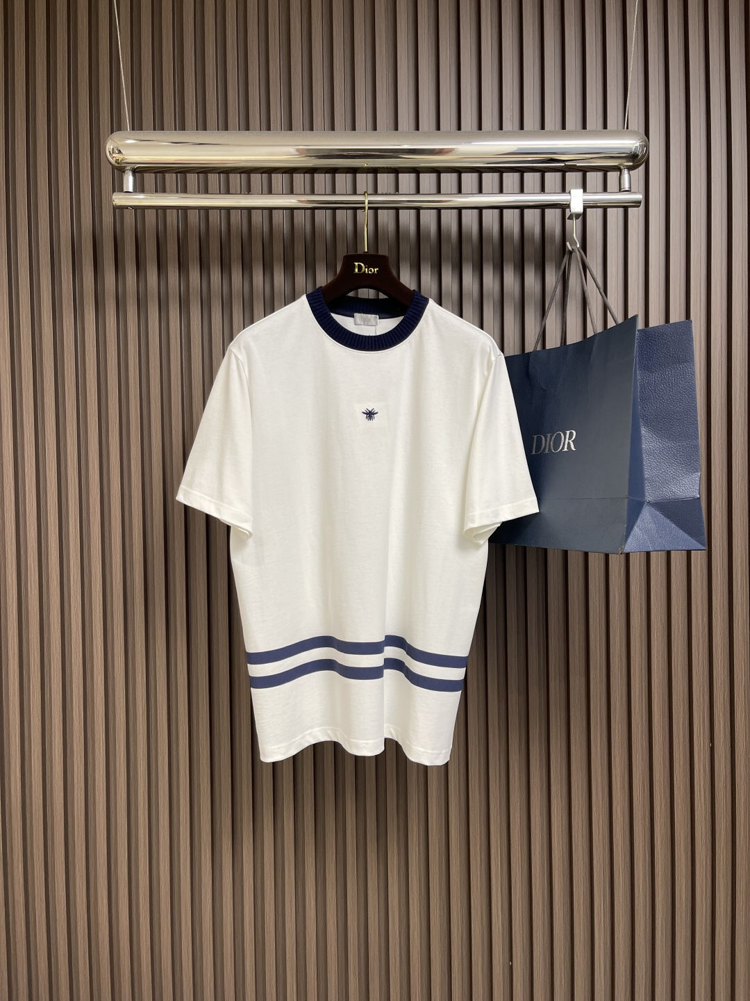 NO:501580,Dior's new blue and white color-blocked big bee short-sleeved T-shirt, this color-blocked big bee short-sleeved T-shirt is simply an excellent choice for summer outfits!  High-quality knitted cotton fabric is made of high-quality texture, soft and comfortable, close to the body and skin-friendly and breathable, and it will not be stuffy in summer. The loose style is very friendly to all kinds of figures, not picky for people to wear, and it is easy and casual to match. The classic blue and white color combination design is simple and fashionable, and the exquisite big bee embroidery on the chest adds a unique highlight to the overall shape, highlighting the luxury and style of the brand. Size XS-L,,dior,T-shirt,tees,t-shirt,alexander wang19860909Dior 新款蓝白拼色大蜜蜂短袖T恤,这款拼色大蜜蜂短袖T恤,简直是夏日穿搭的绝佳之选！采用高克重针织棉面料,质感上乘,柔软又舒适,贴身穿亲肤透气,夏天穿着也不会闷热.宽松的版型对各种身材都很友好,不挑人穿,搭配起来轻松又随性.经典的蓝白拼色设计,简约又不失时尚感,胸前精致的大蜜蜂刺绣,更是为整体造型增添了独特的亮点,彰显出品牌的奢华与格调.尺码XS-L,,dior,T-shirt,tees，t-shirt,alexander wang,Men's clothing