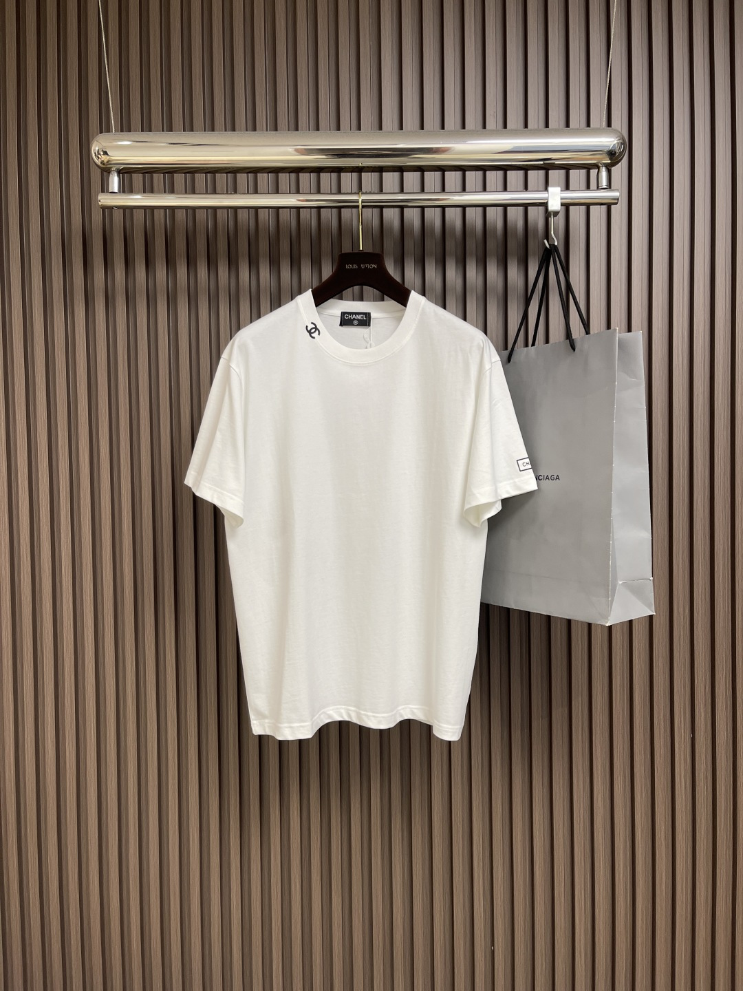 NO:501600,CHANEL neckline C small-standard pressed cotton short-sleeved T-shirt, classic and timeless, and the style once again interprets the fashion charm!  This small-label small-label pressed rubber short-sleeved sleeves with simplicity and luxury. The exquisite small-label at the neckline is an iconic element, and every needle and thread embodies the elegance and nobility of the brand, instantly improving the overall style. It uses tight high-quality pure cotton fabric, with a thick and crisp texture, and the upper body is stylish and not easy to deform. It is skin-friendly and breathable. Whether you are strolling on the streets of bustling cities or traveling through social gatherings, you can make you feel comfortable and outstanding. Black and white colors are classic and versatile, easily adapted to various styles of bottoms and help you create a unique fashion look. Size XS-L, chanel, T-shirt, tees, t-shirt, alexander wang19860909CHANEL 领口C小标压胶纯棉短袖T恤,经典永不过时,风再度诠释时尚魅力！这款领口C小标压胶短袖,简约中尽显奢华.领口处精致的小标,作为的标志性元素,一针一线都凝聚着品牌的优雅与高贵,瞬间提升整体格调.采用紧密高克重纯棉面料,质感厚实挺括,上身有型还不易变形.它亲肤又透气,无论是漫步在繁华都市街头,还是穿梭于社交聚会场合,都能让你自在又出众.黑白两色经典百搭,轻松适配各种风格的下装与,助你打造出独属于你的时尚look.尺码XS-L,,chanel,T-shirt,tees，t-shirt,alexander wang,Men's clothing