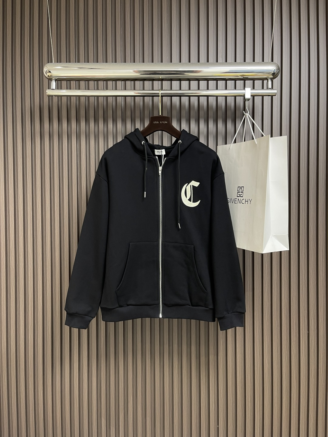 NO:499913,CELINE embroidered hoodie zipper jacket, 420 grams of terry fabric, with light fleece craftsmanship. The model uses a long yarn double strand fixed woven pure cotton style. The thread is matched with 2*2 double yarn 460 grams of matching threads. It uses 3D flat embroidery. This model uses imported Tajima machine, fixed dyed fixed woven embroidery thread. The number of embroidery needles in ready-to-wear embroidery is up to 36,000 stitches. Each detail position is consistent with the original version. The zipper uses an electroplated bright silver pull head, engraved with the CELINE logo, and the pull teeth are smoother. The rope is customized with 1.3 size. It is matched with an electroplated lettering tail clip. The hoodie position has a corn plating lettering. All auxiliary materials have the original logo logo. Size S-XL, celine, jackets & coats, hats, alexander wang19860909CELINE 刺绣帽衫拉链外套,采用420克毛圈面料,面料做有轻微抓绒工艺.该款采用长纱双股定织纯棉款.螺纹搭配2*2双纱460克配套螺纹.采用3D塌米平面刺绣,该款刺绣采用进口田岛机,定染定织绣花线.成衣刺绣针数高达3.6万针.每一个细节位都与原版一致. 拉链采用电镀亮白银拉头,刻有CELINE标志,拉牙采用欧款拉牙使用更加顺滑.绳子采用定制剪裁1.3尺寸.搭配电镀刻字尾夹.帽衫位鸡眼电镀刻字.所有辅料都带有原版标志logo.尺码S-XL,,celine,jackets & coats,hats,alexander wang,Men's clothing