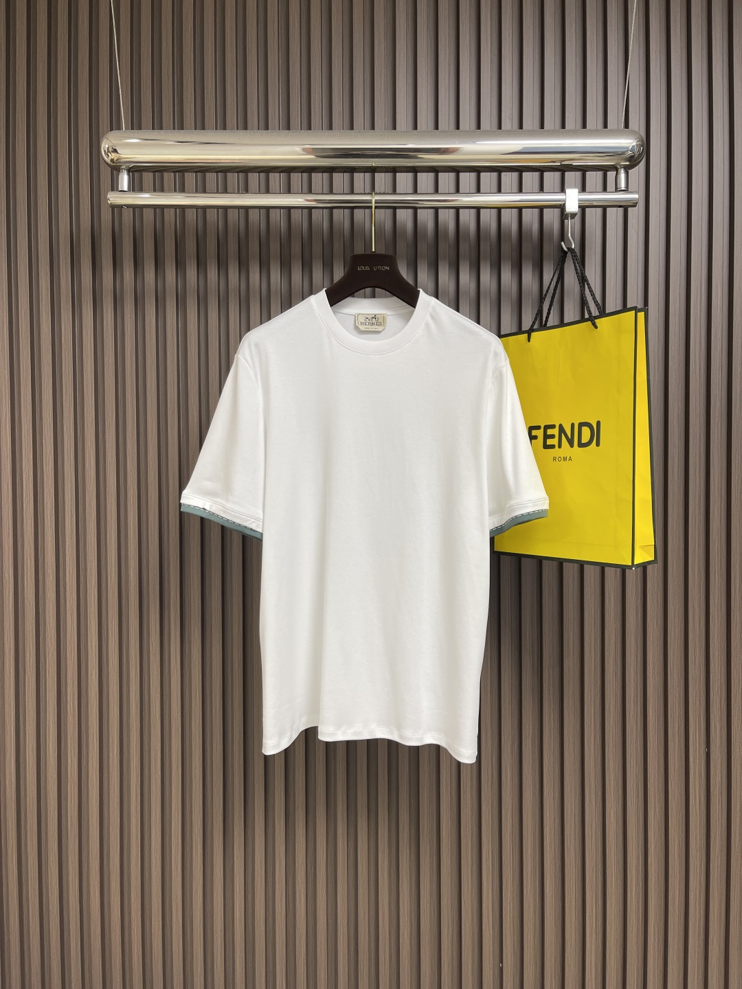 NO:501578,Hermes 2025SS Autumn New Round Neck T-shirt, Season's New 'Piqures Sellier' T-shirt, All Cotton Short-sleeved Round Neck T-shirt, Enameled 'Piqures Sellier' Details (Cotton). Contrast color double-layer frilled two-color sleeves, Enameled 'Piqures Sellier' Details, Normal style. Size S-XL, hermes, T-shirt, tees, t-shirt, alexander wang19860909hermes 2025SS秋季新款圆领T恤,当季新款'Piqures sellier'T恤,全棉短袖圆领T恤,饰有'Piqures sellier'细节（棉）.撞色双层褶边双色衣袖,饰有'Piqures sellier'细节,正常版型.尺码S-XL,,hermes,T-shirt,tees，t-shirt,alexander wang,Men's clothing