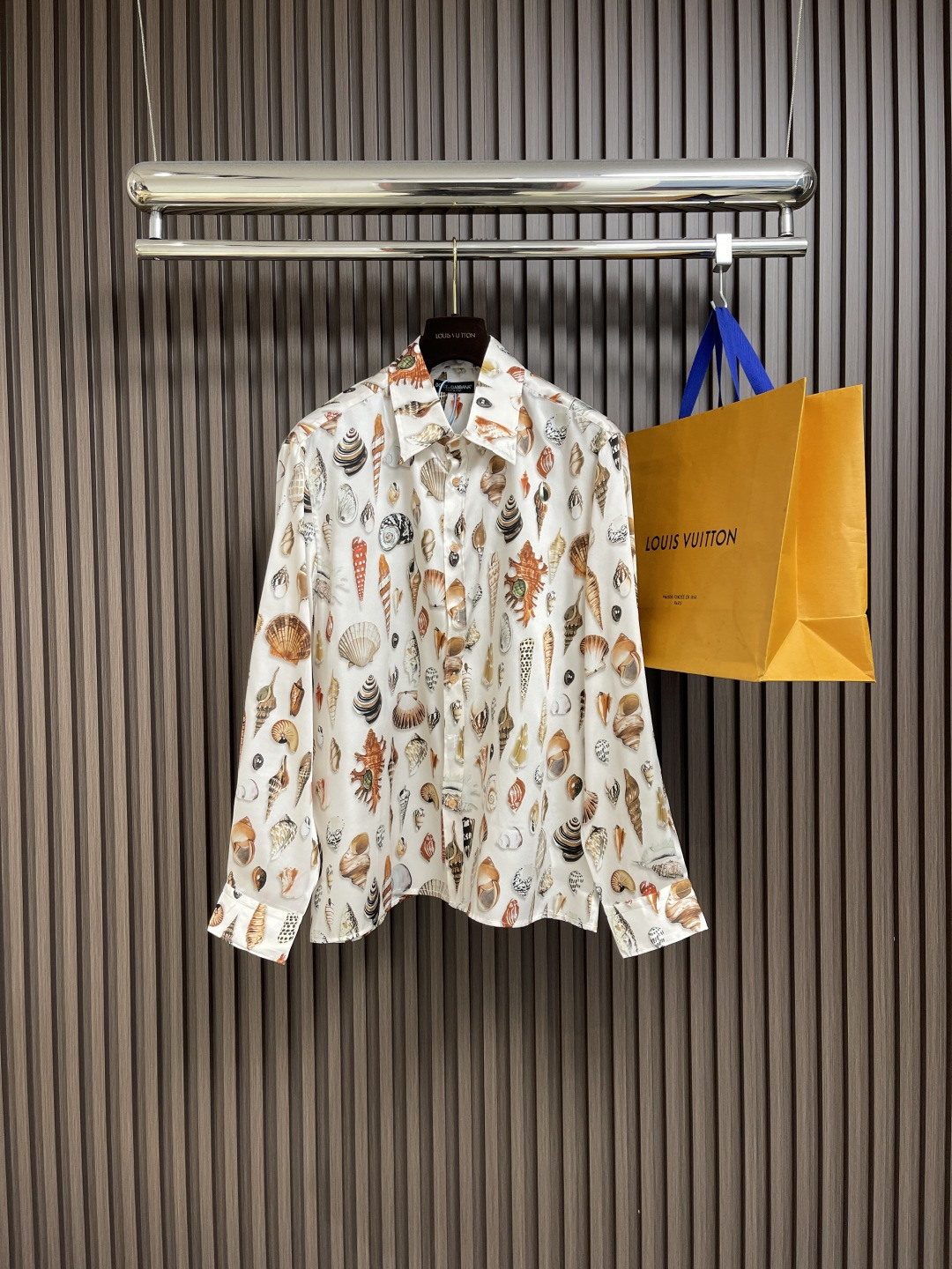 NO:499871,DG DolceGabbana's new long-sleeved shirt, this shirt vividly interprets the brand's elegant essence, and plays with modern style. Shell printed twill Vanity shirt, fabric technology mulberry silk, this item may have different printing positions, which is the unique feature of Dolce&Gabbana's 'handmade skills'. Size S-XL, Dolce&Gabbana, Dolce&Gabbana, Shirts, alexander wang19860909DG DolceGabbana杜嘉班纳新款长袖衬衫,这款衬衫生动演绎品牌雅致精髓,玩转考究摩登造型.贝壳印花斜纹Vanity衬衫,面料科技桑蚕丝,本单品可能出现印花位置差异,这是Dolce&Gabbana'手工技艺'的独有特色.尺码S-XL,,Dolce&Gabbana,Dolce&Gabbana,shirts,alexander wang,Men's clothing