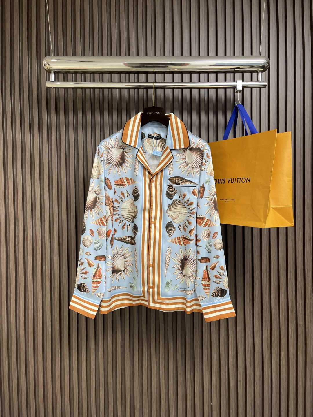 NO:499876,DG DolceGabbana new long-sleeved shirt, this Martini shirt is made of shell printed silk fabric, with a versatile and exquisite style, suitable for formal occasions, fabric technology mulberry silk, this item may have different printing positions, which is the unique feature of Dolce&Gabbana's 'handmade skills'. Size S-XL, Dolce&Gabbana, Dolce&Gabbana, Shirts, real silk, alexander wang19860909DG DolceGabbana杜嘉班纳新款长袖衬衫,这这款 Martini 衬衫甄选贝壳印花真丝面料制成,风格百搭精致,适合正式场合穿着,面料科技桑蚕丝,本单品可能出现印花位置差异,这是Dolce&Gabbana'手工技艺'的独有特色.尺码S-XL,,Dolce&Gabbana,Dolce&Gabbana,shirts,real silk,alexander wang,Men's clothing