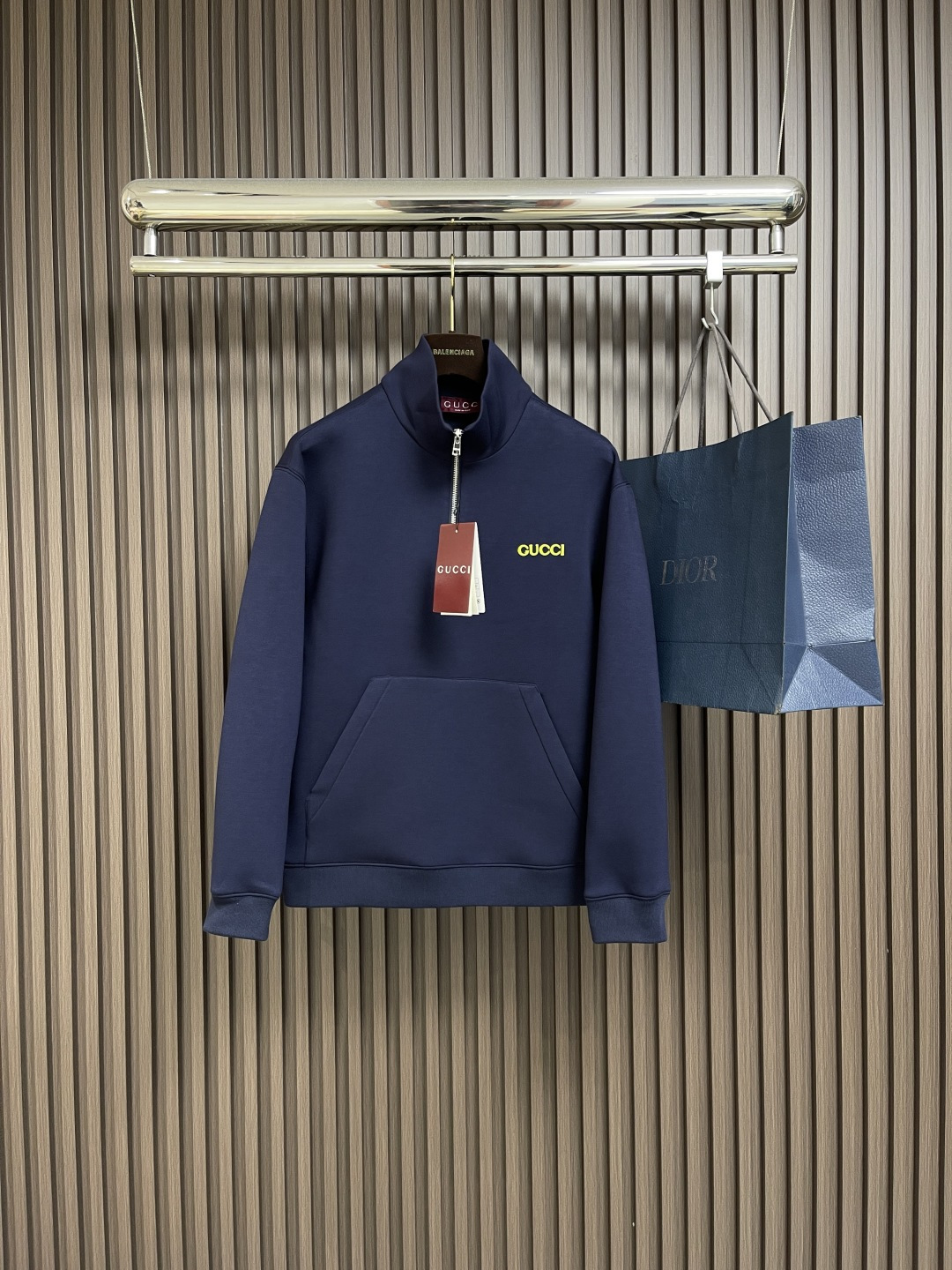 NO:501591,Tops, trousers, GUCCI trim semi-zipper sweatshirt and trousers set, using a gold ratio of 95% recycled viscose fiber and 5% spandex to create a soft feeling like the second layer of skin. The viscose fiber structure is naturally hydrophilic and can quickly absorb and evaporate sweat. The special knitted structure gives the fabric agile drape, and a small amount of elastic fiber is added to ensure dynamic freedom. The LOGO embroidery patch uses 0.3 mm ultra-fine polyester embroidery thread, which is 12 hours of laser cutting and shaping to create a relief texture. Each patch has 5 anti-wrinkle treatments to ensure that it remains in its original form after washing.  Through a special textile structure, a controlled air retention space is built inside, and 0.8-1.2 ml of static air can be locked per cubic centimeter. The gradient density structure guides the one-way discharge of moisture. Size S-XL, gucci, hoodie, sweatshirts, gold, alexander wang19860909上衣 长裤 GUCCI 饰贴饰半拉链卫衣卫裤套装,采用95％再生黏胶纤维与5％氨纶的黄金配比,织造出如第二层肌肤的柔感体验.黏胶纤维结构具有天然的亲水性,可快速吸收并蒸发汗液.特殊针织结构赋予面料的灵动垂坠感,少量的弹性纤维加入确保动态自由,LOGO刺绣贴饰采用0.3毫米超细聚酯绣线,经12小时激光切割定型工艺打造浮雕质感.每片贴饰经过5道抗皱处理,确保水洗后仍保持原有形态. 通过特殊纺织结构,在内部构建可控空气滞留空间,每立方厘米可锁住0.8-1.2ml静止空气.梯度密度结构引导湿气单向排出.尺码S-XL,,gucci,hoodie,sweatshirts,gold,alexander wang,Men's clothing