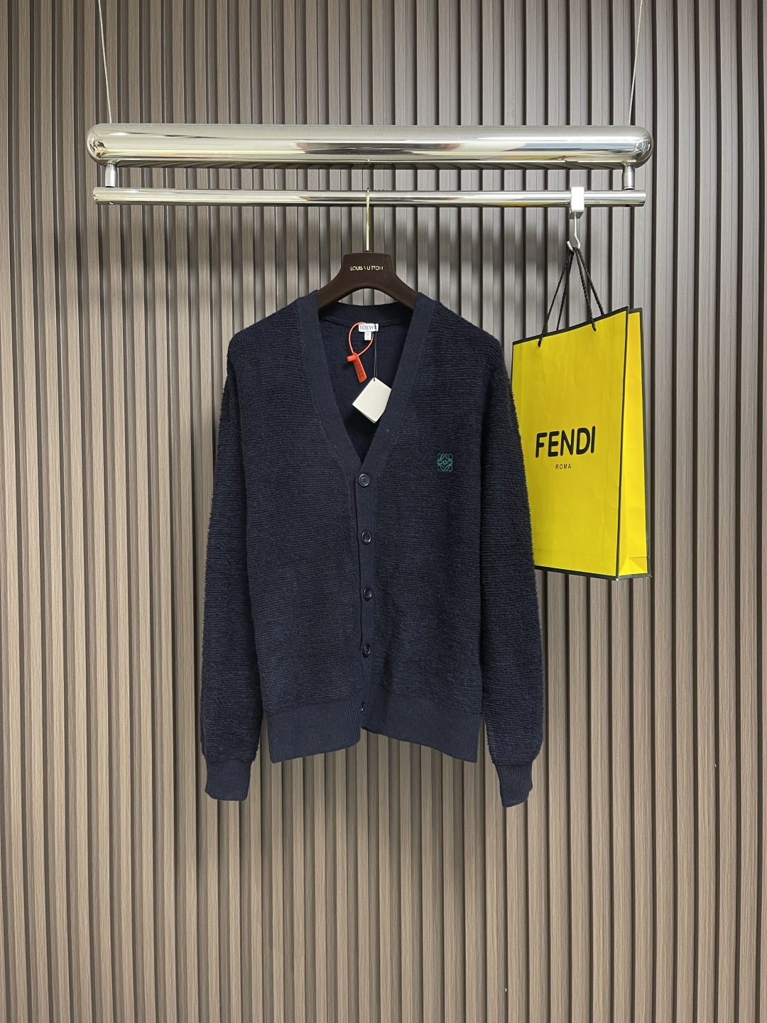 NO:499894,Loewe Anagram embroidered cardigan sweater, fixed-wool cardigan yarn Delicate and soft Comfortable skin Focus on the skin Mainly with deep and charming navy blue Mysterious and elegant Simple and elegant Lines Fluent and natural The V-neck design elegantly displays the neckline, adding a sense of sexiness and intelligence Iconic Loewe Anagram embroidery embroidery embroidery on the chest As a concrete expression of the brand spirit Cardigan button sorting guides the flow of sight A casual and lazy atmosphere Painting a fashionable outfit scroll, using imported machine embroidery technology Use advanced computer control systems and precision mechanical components to realize Loewe Anagram embroidery operation High precision Fluid and delicate lines, soft and deodorizing process for laundry washing and deodorizing clothing through professional washing equipment and specific detergents  Improve the feel and appearance of clothes. Size S-XL, loewe, sweaters, alexander wang19860909Loewe Anagram 刺绣开衫毛衣,定织上乘羊毛开衫纱线 细腻柔软 舒适贴肤 以深邃而迷人的海军蓝为主色调 神秘而优雅 简洁大方 线条流畅自然 V领的设计优雅地展现出颈部线条 增添了一份性感与知性 标志性Loewe Anagram 刺绣点缀于胸前 作为品牌精神的具象化表达 开衫纽扣排序引导着视线的流动 随性懒惰的氛围 绘就时尚穿搭画卷,采用进口机刺绣工艺 使用先进的计算机控制系统和精密的机械部件 实现Loewe Anagram刺绣作业 精度高 线条流畅而细腻,成衣洗水加软去味工艺 通过专业的洗涤设备和特定的洗涤剂 对衣物进行深度清洁和去味处理 改善衣物的手感和外观.尺码S-XL,,loewe,sweaters,alexander wang,Men's clothing