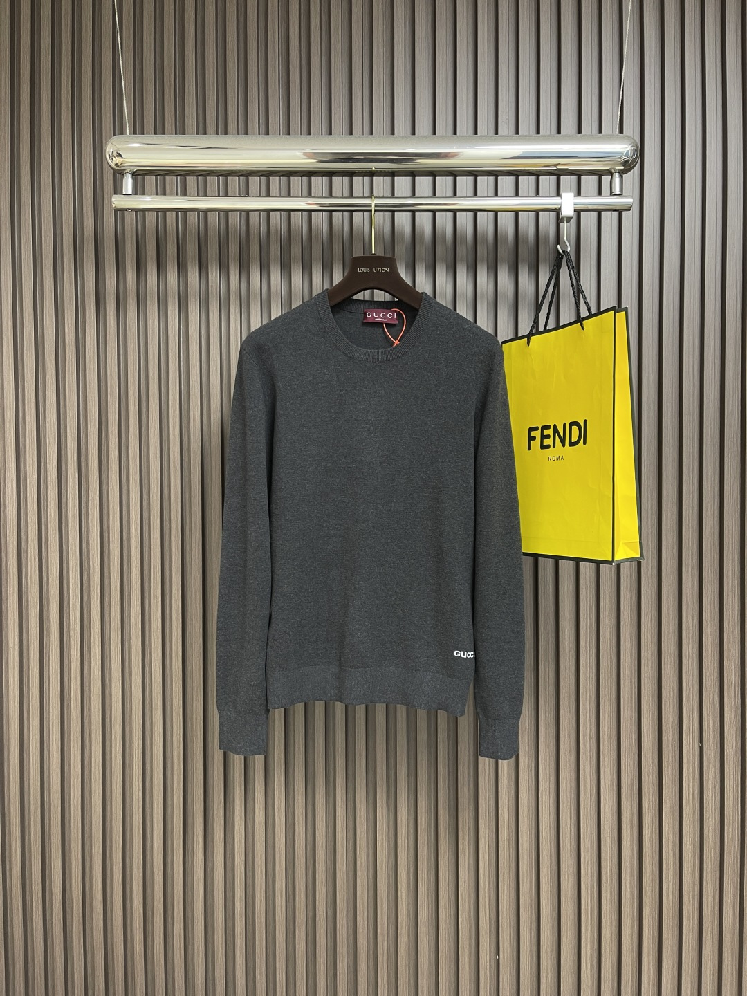 NO:499929,Gucci Inlay knitted sweater, fixed knitted luxury silk cotton elegant knitted material is very textured, comfortable skin with a navy blue as the background, deep and elegant Gucci Inlay is attached to the sweater in an artistic form, as if given a soul, showing identity with a low-key posture, shoulder-falling design can well modify the neck lines without too much complicated decoration, simple and versatile style is like a classic movement, eternal echo, inlay jacquard weaving method by interweaving different colors of yarns to form Gucci patterns and textures on the fabric. Fine weaving not only ensures the clarity of the pattern, but also greatly enhances the durability of the fabric, and the three-dimensional seam seam is used to make the clothing appear more three-dimensional and fit the body through the use of specific sewing methods at the joints. The workmanship is complicated and complicated, and the sewing machine is used to collect needles and collect edges and bright flowers.  Prominent patterns formed on the fabric through a specific weaving process add visual effect, neat and orderly. Size S-XL, gucci, sweaters, alexander wang19860909Gucci 嵌花针织毛衣,定织奢品丝棉雅致针织料质感十足 舒适贴肤以藏蓝色为底色 深沉而优雅 Gucci嵌花以艺术形式附着于毛衣之上 宛如被赋予了灵魂 以低调的姿态彰显着身份 落肩设计能够很好地修饰颈部线条 无需过多的繁杂装饰 简约百搭的风格似经典乐章 永恒回响,嵌花提花织法 通过交织不同颜色的纱线 在织物上形成Gucci图案和纹理 精细编织不仅确保了图案的清晰度 还大大增强了织物的耐用性,接缝立体缝线 它通过在接缝处使用特定的缝纫方法 使衣物呈现出更加立体和贴合身体的效果 做工繁琐复杂,缝盘机作收针 收边明花提花效果 通过特定的编织工艺在织物上形成的突出花纹 增添视觉效果 整洁有序.尺码S-XL,,gucci,sweaters,alexander wang,Men's clothing