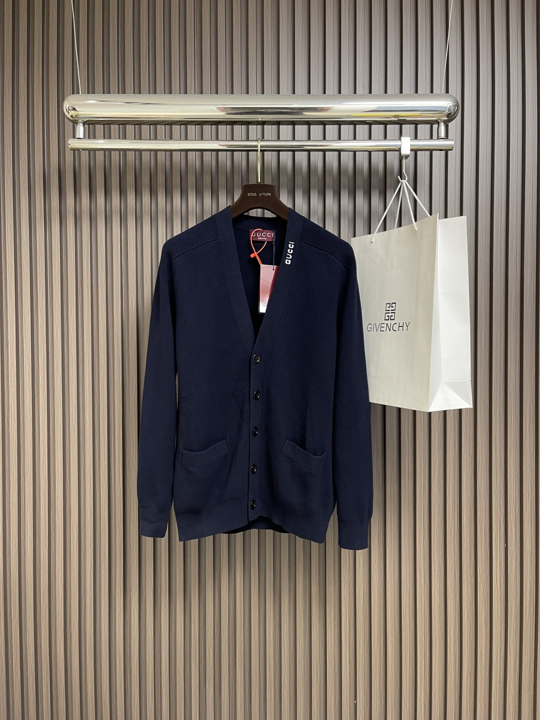 NO:501611,Gucci Inlay knitted cardigan, fixed knitted luxury silk cotton elegant knitted material, full texture, comfortable skin, dark blue as the background, deep and elegant, simple and elegant, smooth and natural, V-neck design elegantly shows the neck line, adding a sense of sexiness and intelligence Gucci Inlay is attached to the sweater in art form, as if given a soul, cardigan button sorting guides the flow of sight, casual and lazy atmosphere, paints a fashionable outfit scroll, inlay jacquard weaving method, inlay jacquard weaving Gucci patterns and textures on the fabric by interweaving different colors of yarns. Fine knitting not only ensures the clarity of the pattern, but also greatly enhances the durability of the fabric. The sewing machine serves as needles to collect edges and bright flowers and jacquard effect. The prominent patterns formed on the fabric through a specific weaving process add visual effect. Neat and orderly,  Laundry washing water plus soft smell removal process Deep cleaning and smell removal of clothes through professional washing equipment and specific detergents Improve the feel and appearance of clothes. Size S-XL, gucci, sweaters, alexander wang19860909Gucci 嵌花针织开衫,定织奢品丝棉雅致针织料 质感十足 舒适贴肤 以藏蓝色为底色 深沉而优雅 简洁大方 线条流畅自然 V领的设计优雅地展现出颈部线条 增添了一份性感与知性 Gucci嵌花以艺术形式附着于毛衣之上 宛如被赋予了灵魂 开衫纽扣排序引导着视线的流动 随性懒惰的氛围 绘就时尚穿搭画卷,嵌花提花织法 通过交织不同颜色的纱线 在织物上形成Gucci图案和纹理 精细编织不仅确保了图案的清晰度 还大大增强了织物的耐用性,缝盘机作收针 收边明花提花效果 通过特定的编织工艺在织物上形成的突出花纹 增添视觉效果 整洁有序, 成衣洗水加软去味工艺 通过专业的洗涤设备和特定的洗涤剂 对衣物进行深度清洁和去味处理 改善衣物的手感和外观.尺码S-XL,,gucci,sweaters,alexander wang,Men's clothing