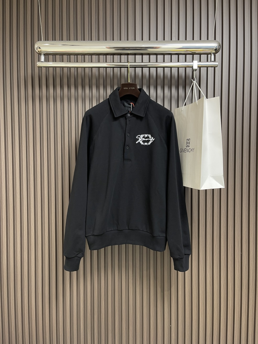 NO:499976,Givenchy embroidered crown sweater, custom-made art woven pure cotton sweater fabric, delicate and soft, comfortable and skin-like, intoxicated by the depth of black, embellished with the signature motif on the chest, the crown frame is like a gorgeous crown, surrounding the letters, demonstrating the usual elegance and nobility of the Givenchy brand. The raglan sleeve design is integrated to make the shoulder lines natural and smooth like flowing water, and the sense of high-end from the inside out. It outlines the new chapter of fashion, the overall line is straight and delicate, the fabric is comfortable and soft, and the color is consistent and there is no color difference. It can be matched with the same style to create a fashionable look. It handles various occasions, custom auxiliary materials, complete three standards, the same style for men and women!  Size S-XL, given , given , given , given , hoodie , sweatshirts , alexander wang19860909Givenchy 刺绣花冠卫衣,定制艺织纯棉卫衣织物 细腻柔软 舒适贴肤 沉醉于黑色的深邃 饰以签名字母点缀于胸前 花冠镜框则如同一顶华丽的桂冠 环绕在字母周围 彰显纪梵希品牌方一贯的优雅与高贵 插肩袖设计融入 让肩部线条如行云流水般自然流畅 由内而外散发的高级感 勾勒时尚新章,整体走线平直细腻,面料舒适柔软,颜色一致无色差能与同款搭配营造时尚造型,驾驭各种场合,定制辅料,三标齐全,男女同款！尺码S-XL,,givenchy,givenchy,hoodie,sweatshirts,alexander wang,Men's clothing